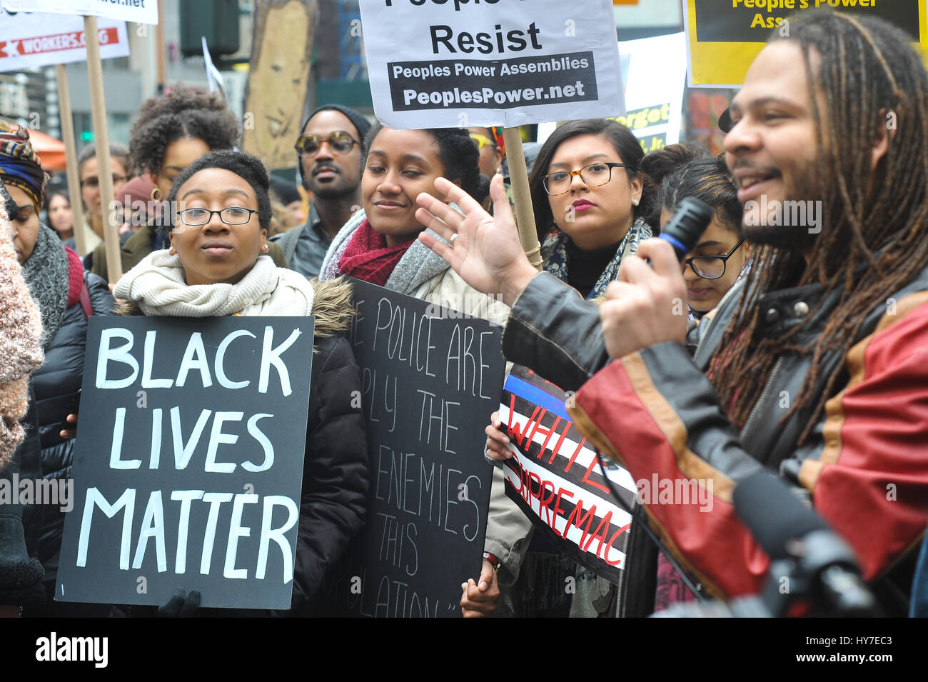 New York, Stati Uniti. 1 Aprile, 2017. Una folla di circa 300 persone si sono radunate in Union Square nel pomeriggio del 1 aprile 2017, per un intervento di emergenza da dire contro la violenza e la morte subita dalla popolazione nera e chiede la fine del NYPD. La folla si è radunata e ha continuato a marzo a Herald Square nel centro cittadino di Manhattan dove Timoteo Caughman è stato ucciso e per mantenere un momento di silenzio per onorare Timoteo e altre vittime di crimini di odio e dire di no ai crimini di odio e di terrorismo interno. Credito: Luiz Roberto Lima/Pacific Press/Alamy Live News Foto Stock