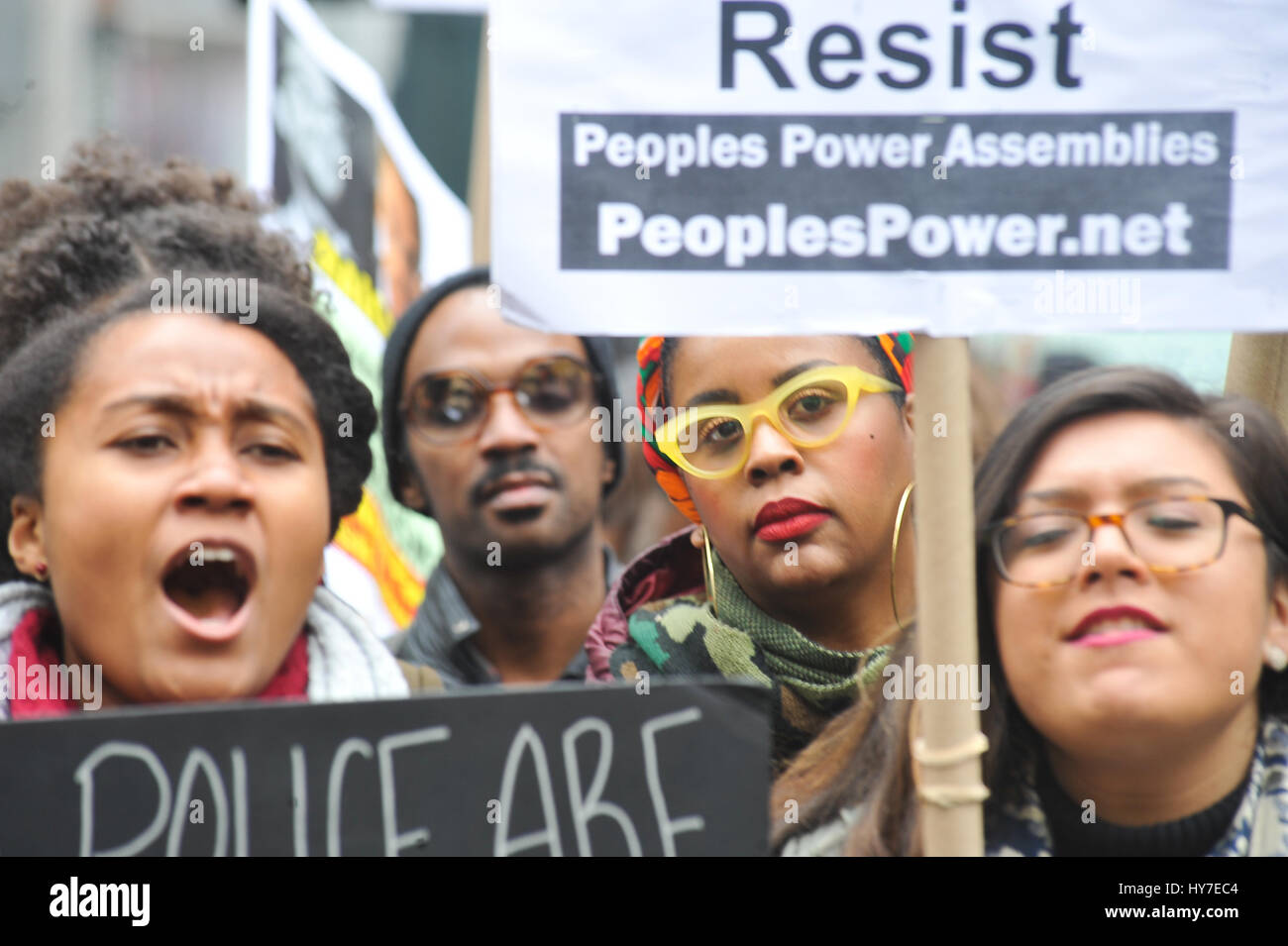 New York, Stati Uniti. 1 Aprile, 2017. Una folla di circa 300 persone si sono radunate in Union Square nel pomeriggio del 1 aprile 2017, per un intervento di emergenza da dire contro la violenza e la morte subita dalla popolazione nera e chiede la fine del NYPD. La folla si è radunata e ha continuato a marzo a Herald Square nel centro cittadino di Manhattan dove Timoteo Caughman è stato ucciso e per mantenere un momento di silenzio per onorare Timoteo e altre vittime di crimini di odio e dire di no ai crimini di odio e di terrorismo interno. Credito: Luiz Roberto Lima/Pacific Press/Alamy Live News Foto Stock