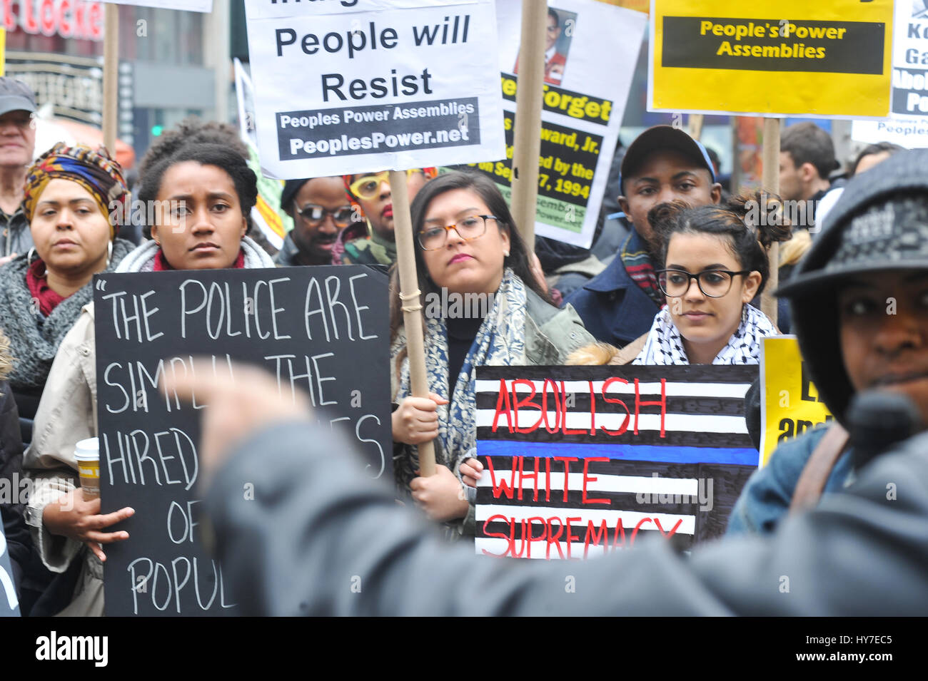 New York, Stati Uniti. 1 Aprile, 2017. Una folla di circa 300 persone si sono radunate in Union Square nel pomeriggio del 1 aprile 2017, per un intervento di emergenza da dire contro la violenza e la morte subita dalla popolazione nera e chiede la fine del NYPD. La folla si è radunata e ha continuato a marzo a Herald Square nel centro cittadino di Manhattan dove Timoteo Caughman è stato ucciso e per mantenere un momento di silenzio per onorare Timoteo e altre vittime di crimini di odio e dire di no ai crimini di odio e di terrorismo interno. Credito: Luiz Roberto Lima/Pacific Press/Alamy Live News Foto Stock