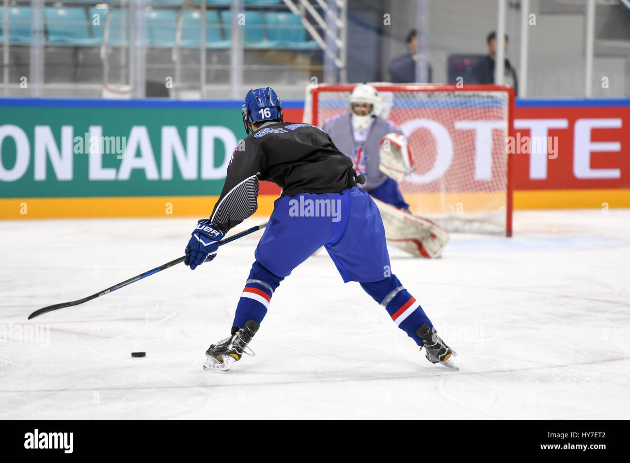 Liam Kirk riproduzione di Hockey su ghiaccio per la Gran Bretagna durante un riscaldamento. Foto Stock