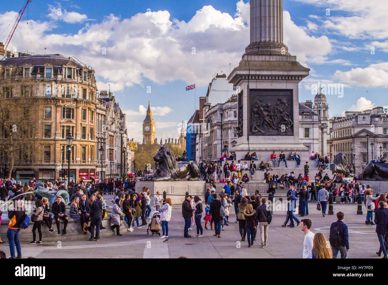 Folle a Trafalgar Square a Londra, Inghilterra. Foto Stock