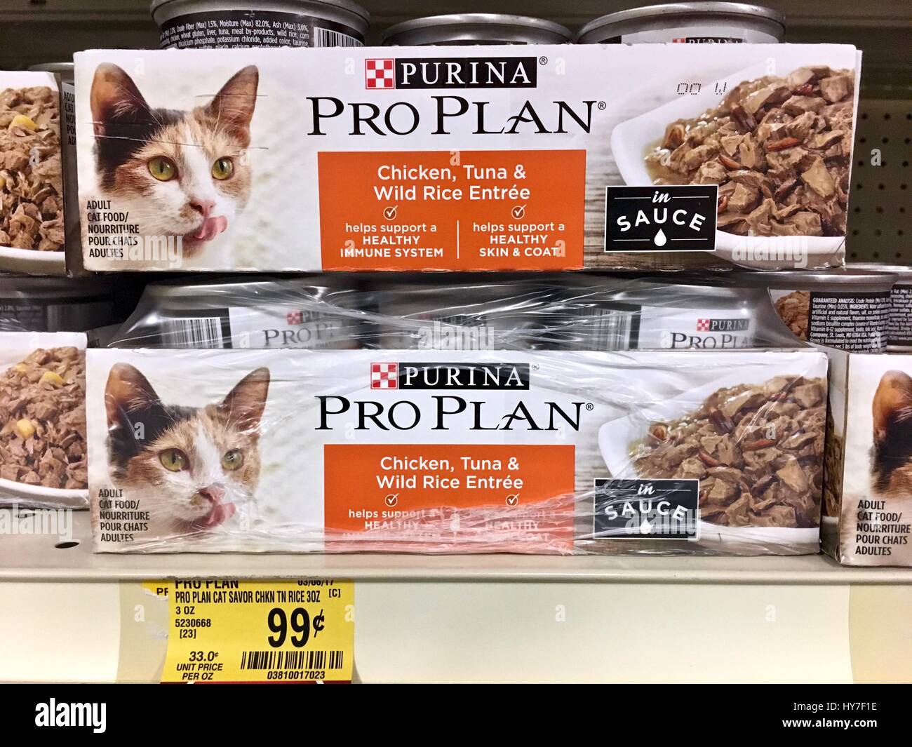 Wet alimento di gatto in un possibile in Pet Smart Foto Stock