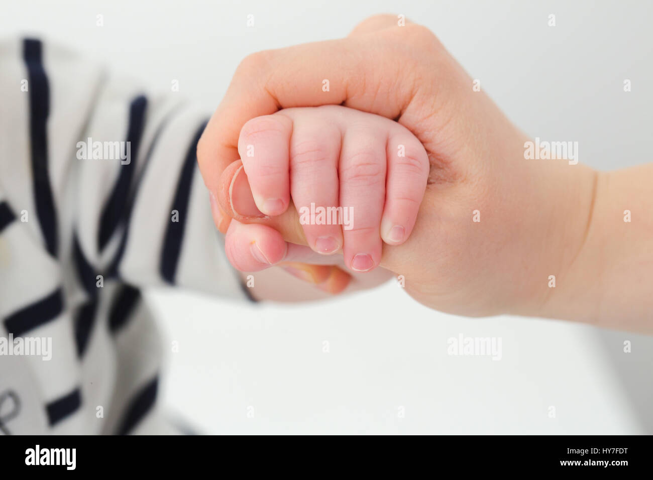 Un bambino holding controllante la mano Foto Stock