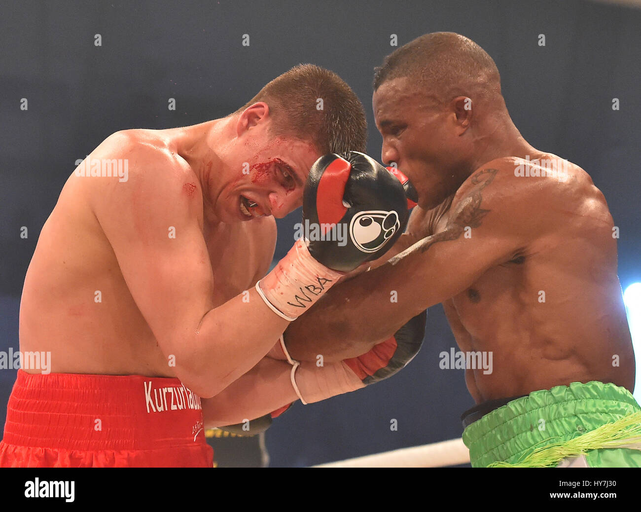 Potsdam, Germania. 25 Mar, 2017. Il pugilato: WBA campionati del mondo super middleweight Tyron Zeuge (l) combatte contro il nigeriano Ekpo Isacco a Potsdam, Germania, 25 marzo 2017. Zeuge conquistato dopo la lotta è stata interrotta a causa di un colpo di testa che ha portato ad un pregiudizio. Foto: Bernd Settnik/dpa-Zentralbild/dpa/Alamy Live News Foto Stock