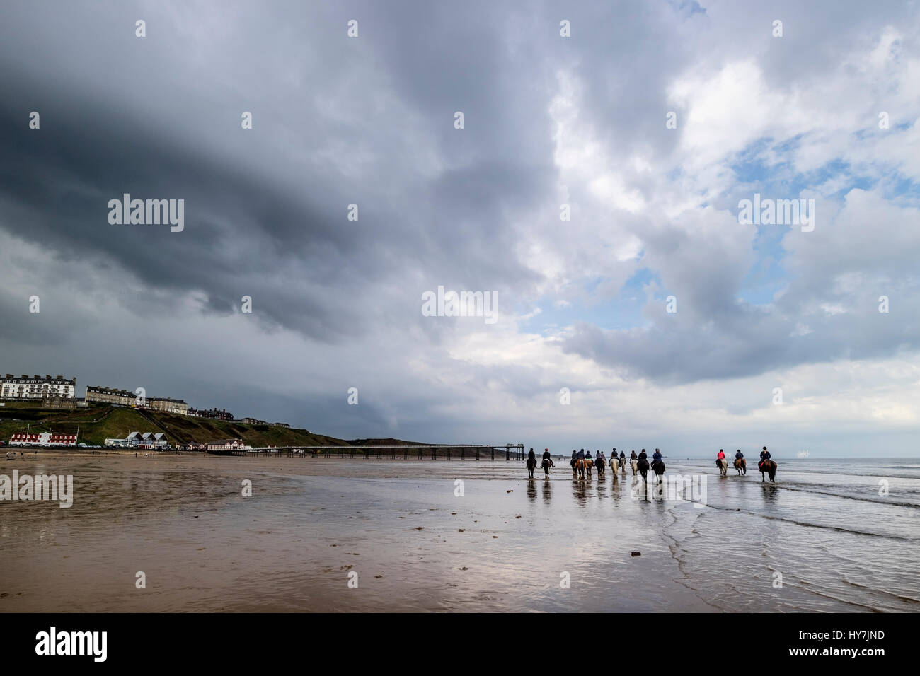 Cambs, North Yorkshire, Regno Unito. Sabato 1 Aprile 2017. Regno Unito Meteo. Aprile pesanti acquazzoni e temporali parti interessate della costa nord est dell' Inghilterra questo pomeriggio. Credito: David Forster/Alamy Live News Foto Stock