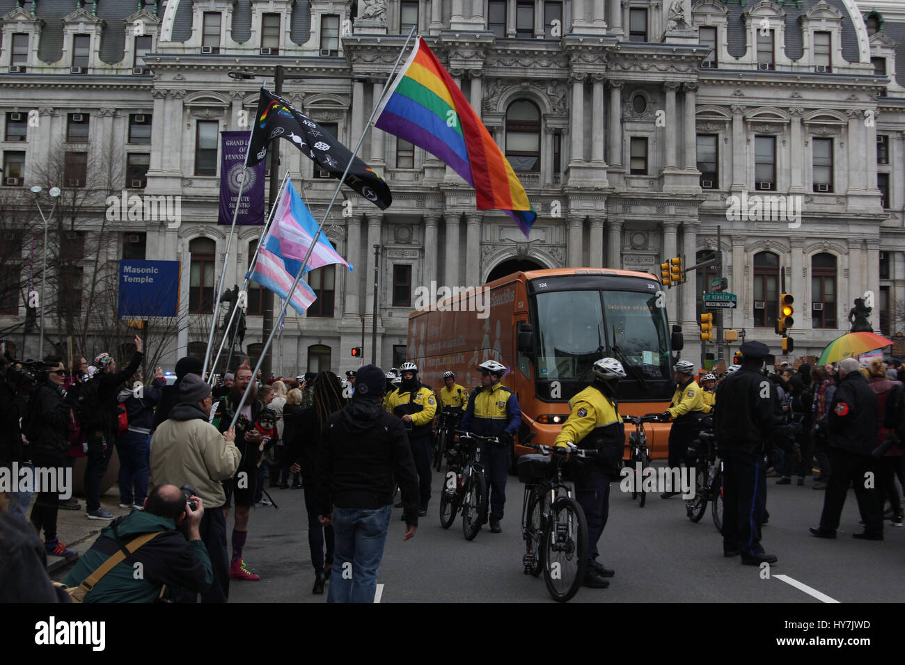 Philadelphia, Stati Uniti d'America. Il 1 aprile, 2017. I manifestanti si radunano in strada per bloccare il "Free Speech Bus,' un tour bus touring gli Stati Uniti esprimono anti-transgender credenze, a Philadelphia è il Municipio, Sabato, 1 aprile 2017. Credito: Michael Candelori/Alamy Live News Foto Stock