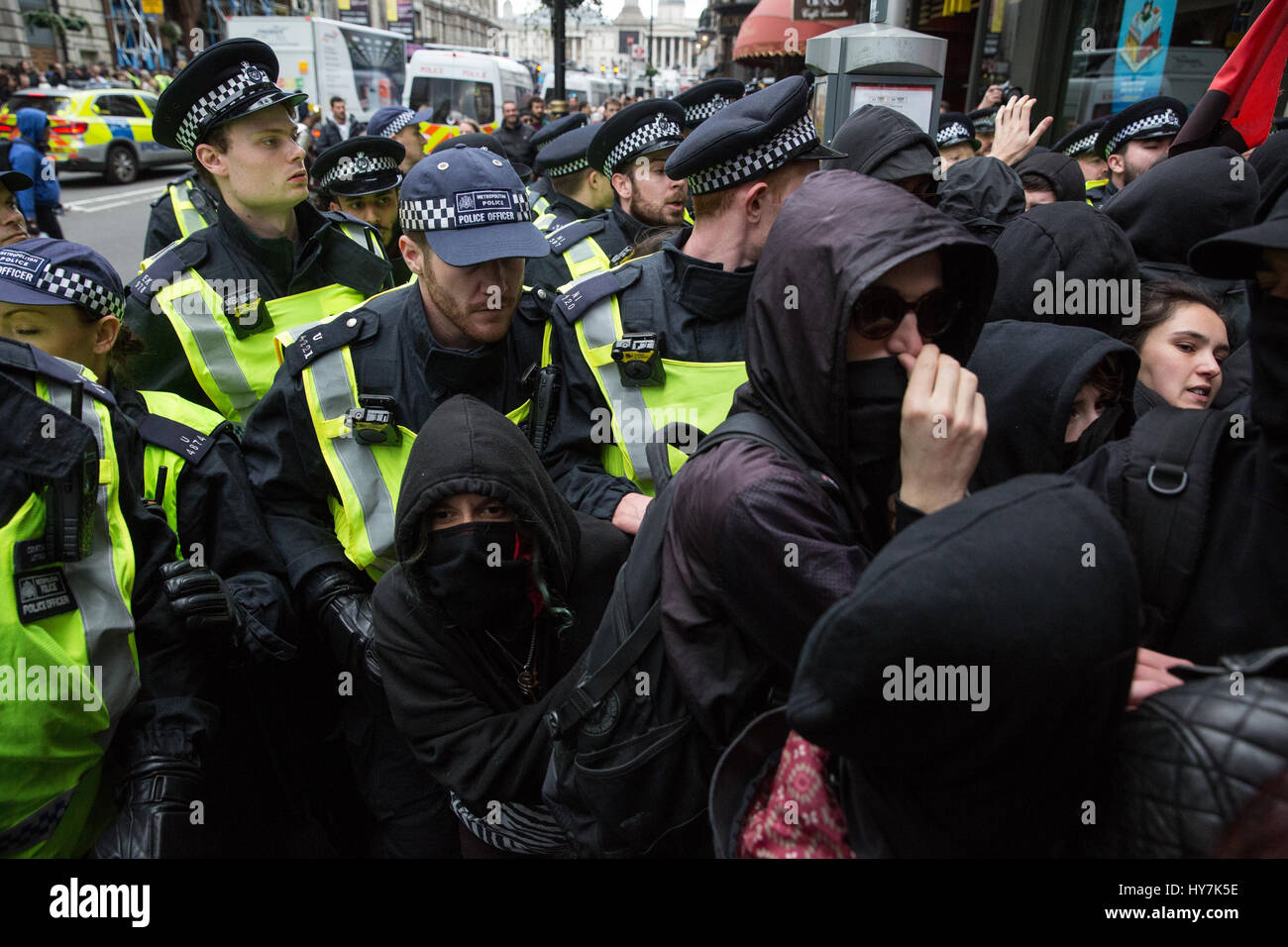 Londra, Regno Unito. Il 1 aprile, 2017. Gli ufficiali di polizia si muovono i sostenitori di unirsi contro il fascismo e altri gruppi antifascisti lungo Whitehall lontano da un pub occupato dai membri di estrema destra della Difesa inglese League. Credito: Mark Kerrison/Alamy Live News Foto Stock