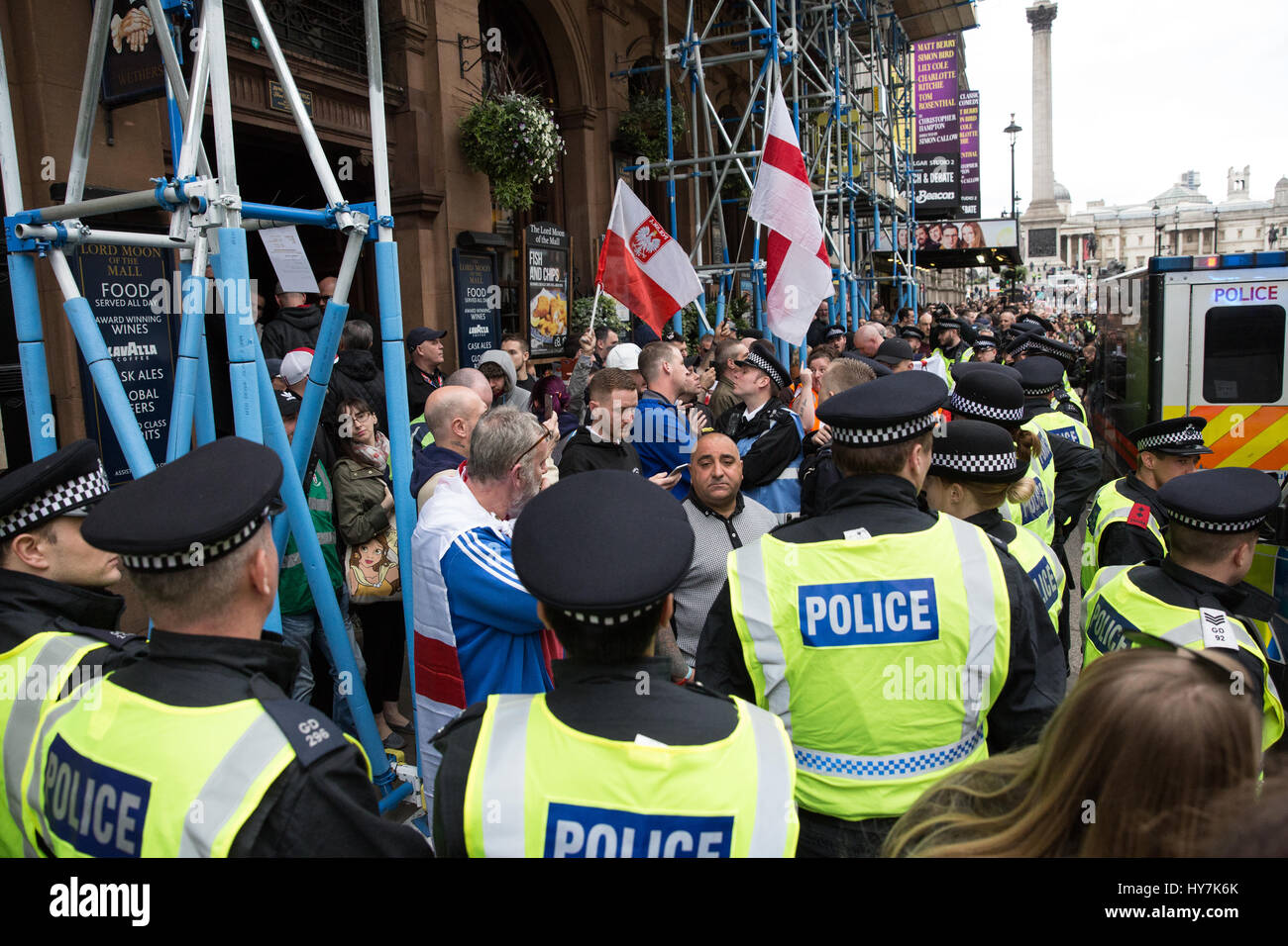 Londra, Regno Unito. Il 1 aprile, 2017. La polizia sotto forma di un cordone intorno a membri di estrema destra Inglese Lega di difesa al di fuori del Signore la luna del Mall pub di Whitehall. Credito: Mark Kerrison/Alamy Live News Foto Stock