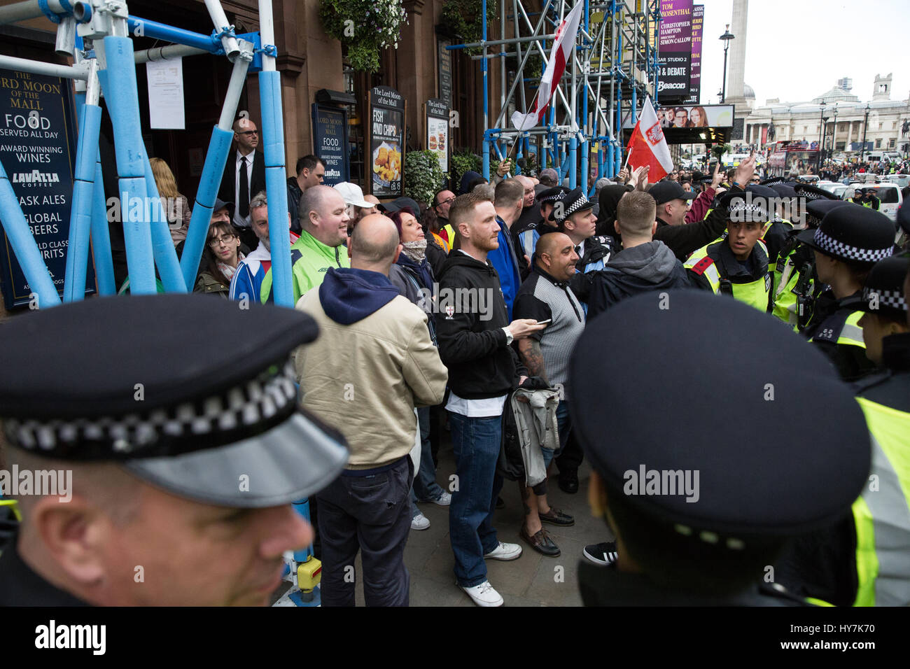 Londra, Regno Unito. Il 1 aprile, 2017. La polizia sotto forma di un cordone intorno a membri di estrema destra Inglese Lega di difesa al di fuori del Signore la luna del Mall pub di Whitehall. Credito: Mark Kerrison/Alamy Live News Foto Stock