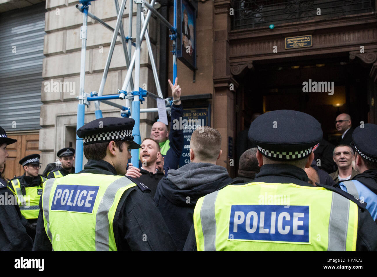 Londra, Regno Unito. Il 1 aprile, 2017. La polizia sotto forma di un cordone intorno a membri di estrema destra Inglese Lega di difesa al di fuori del Signore la luna del Mall pub di Whitehall. Credito: Mark Kerrison/Alamy Live News Foto Stock