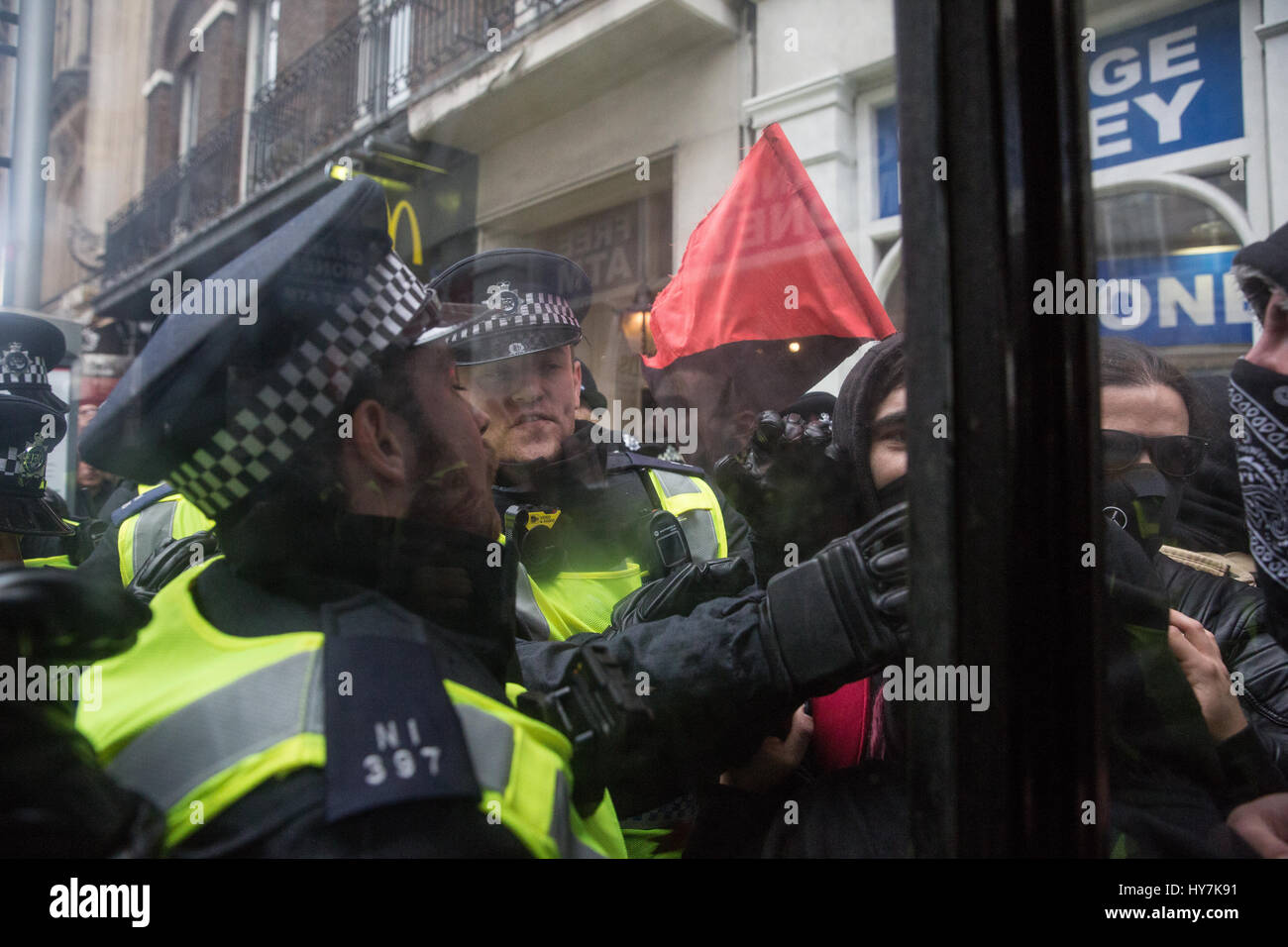 Londra, Regno Unito. Il 1 aprile, 2017. Gli ufficiali di polizia si muovono i sostenitori di unirsi contro il fascismo e altri gruppi antifascisti lungo Whitehall lontano da un pub occupato dai membri di estrema destra della Difesa inglese League. Credito: Mark Kerrison/Alamy Live News Foto Stock