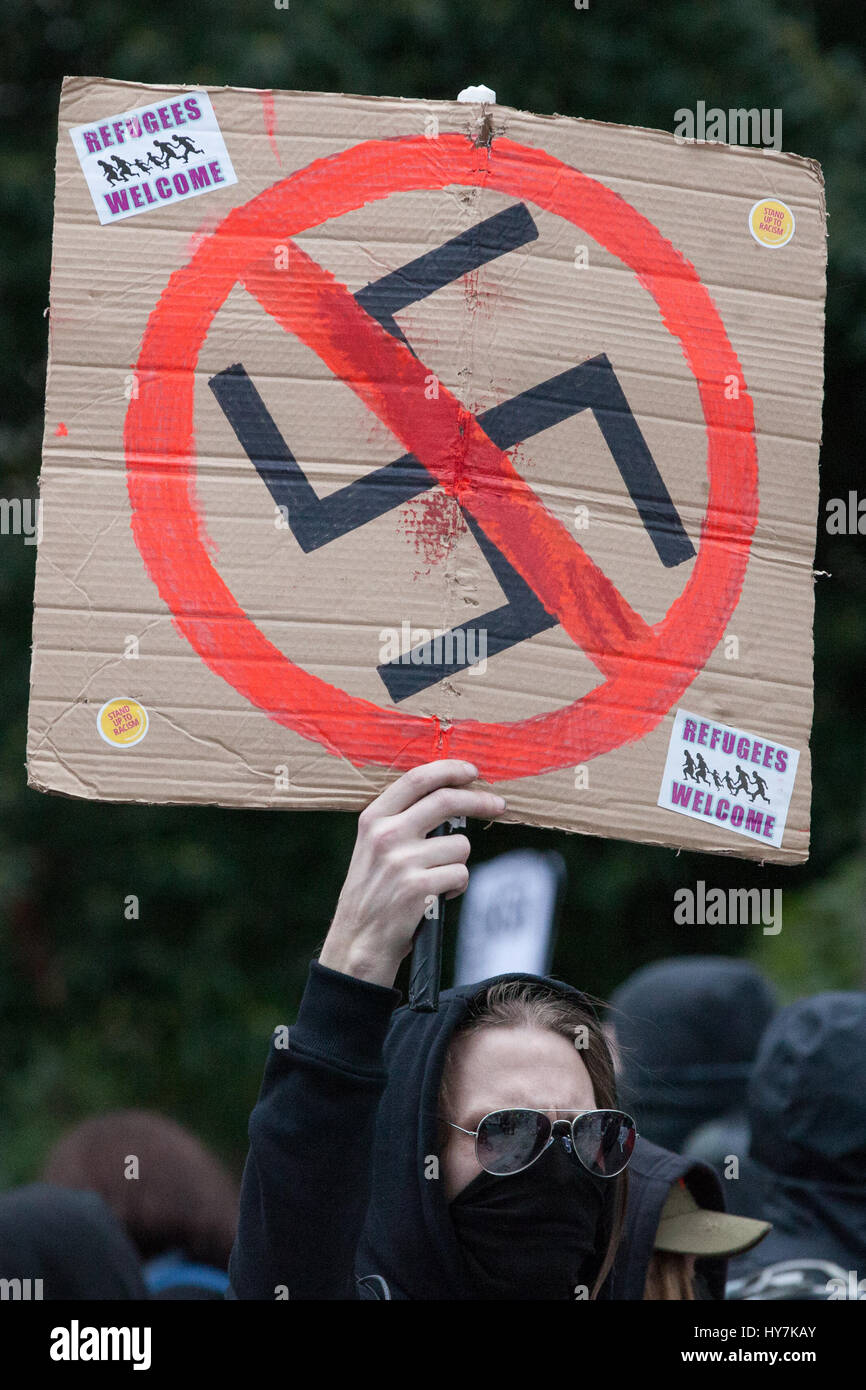 Londra, Regno Unito. Il 1 aprile, 2017. Un anti-fascisti proteste contro un marzo dal gruppo di estrema destra della Difesa inglese League. Credito: Mark Kerrison/Alamy Live News Foto Stock