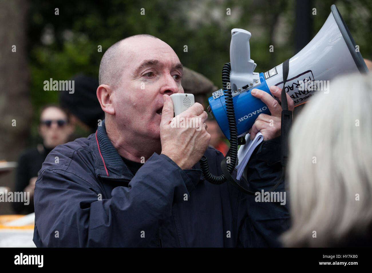 Londra, Regno Unito. Il 1 aprile, 2017. A unire le forze contro il fascismo organizzatore risolve una protesta contro le marche da lontano i gruppi di destra la Gran Bretagna prima e la difesa inglese League. Credito: Mark Kerrison/Alamy Live News Foto Stock