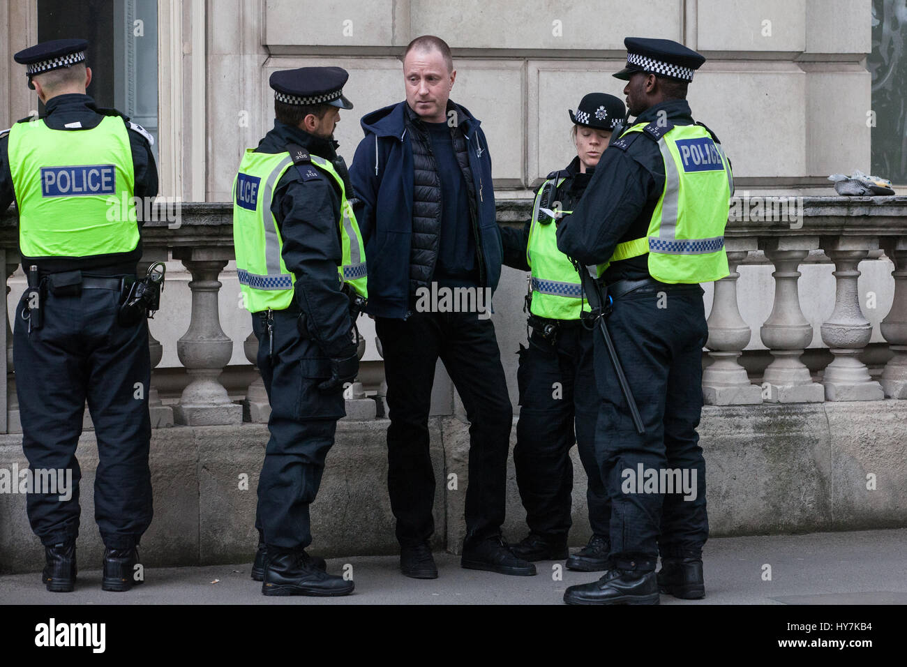 Londra, Regno Unito. Il 1 aprile, 2017. La polizia di trattenere un anti-fascista per protestare contro le marche da lontano i gruppi di destra la Gran Bretagna prima e la difesa inglese League. Credito: Mark Kerrison/Alamy Live News Foto Stock