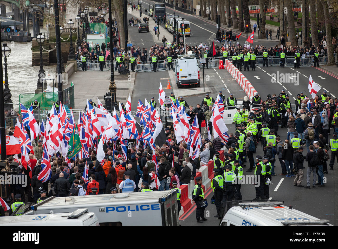 Londra, Regno Unito. Il 1 aprile, 2017. I membri dei gruppi di estrema destra la Gran Bretagna prima e la difesa inglese League tenere proteste sul Victoria Embankment. Unire le forze contro il fascismo tenere un contatore-protesta dietro. Credito: Mark Kerrison/Alamy Live News Foto Stock