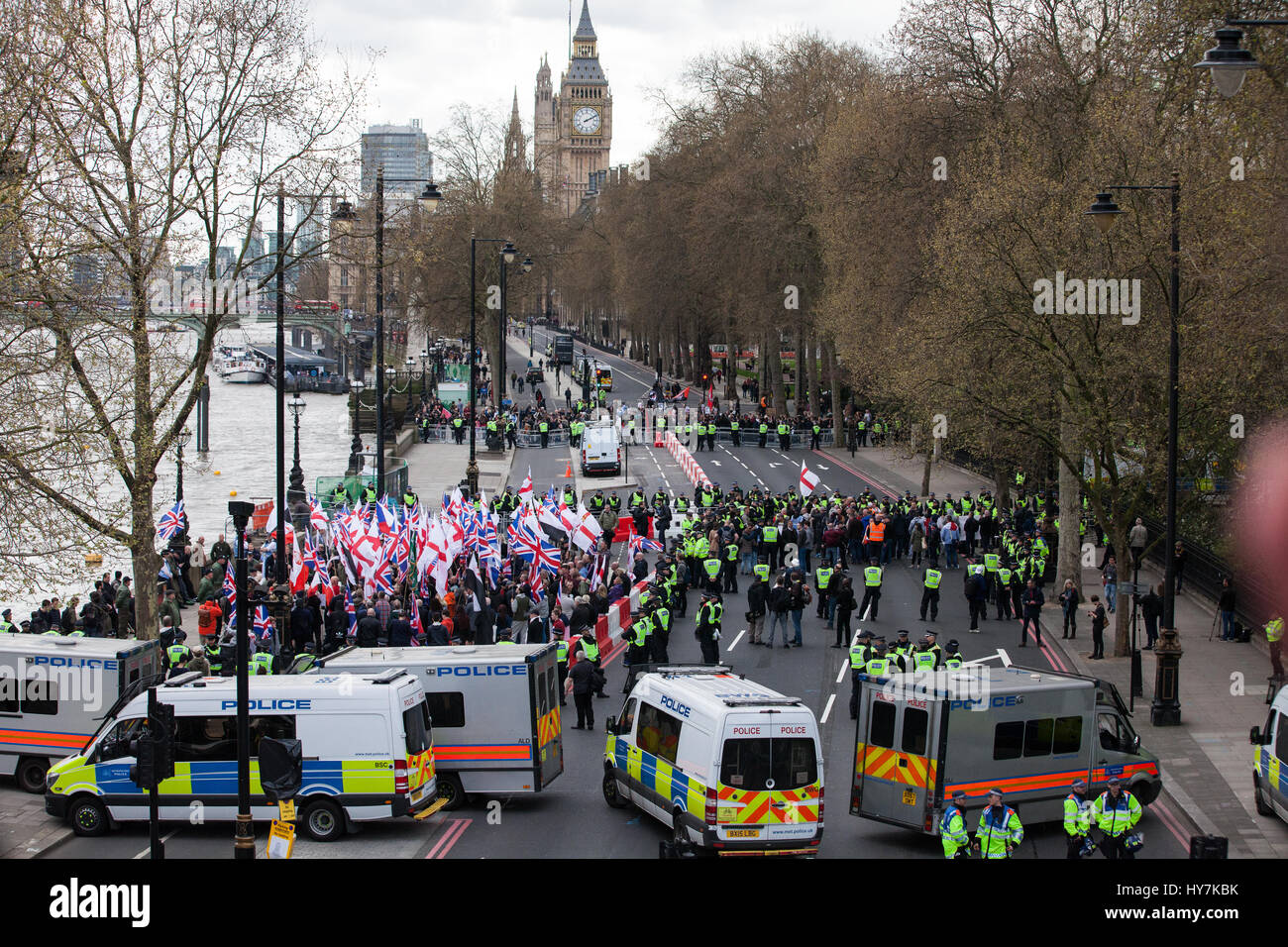 Londra, Regno Unito. Il 1 aprile, 2017. I membri dei gruppi di estrema destra la Gran Bretagna prima e la difesa inglese League tenere proteste sul Victoria Embankment. Unire le forze contro il fascismo tenere un contatore-protesta dietro. Credito: Mark Kerrison/Alamy Live News Foto Stock