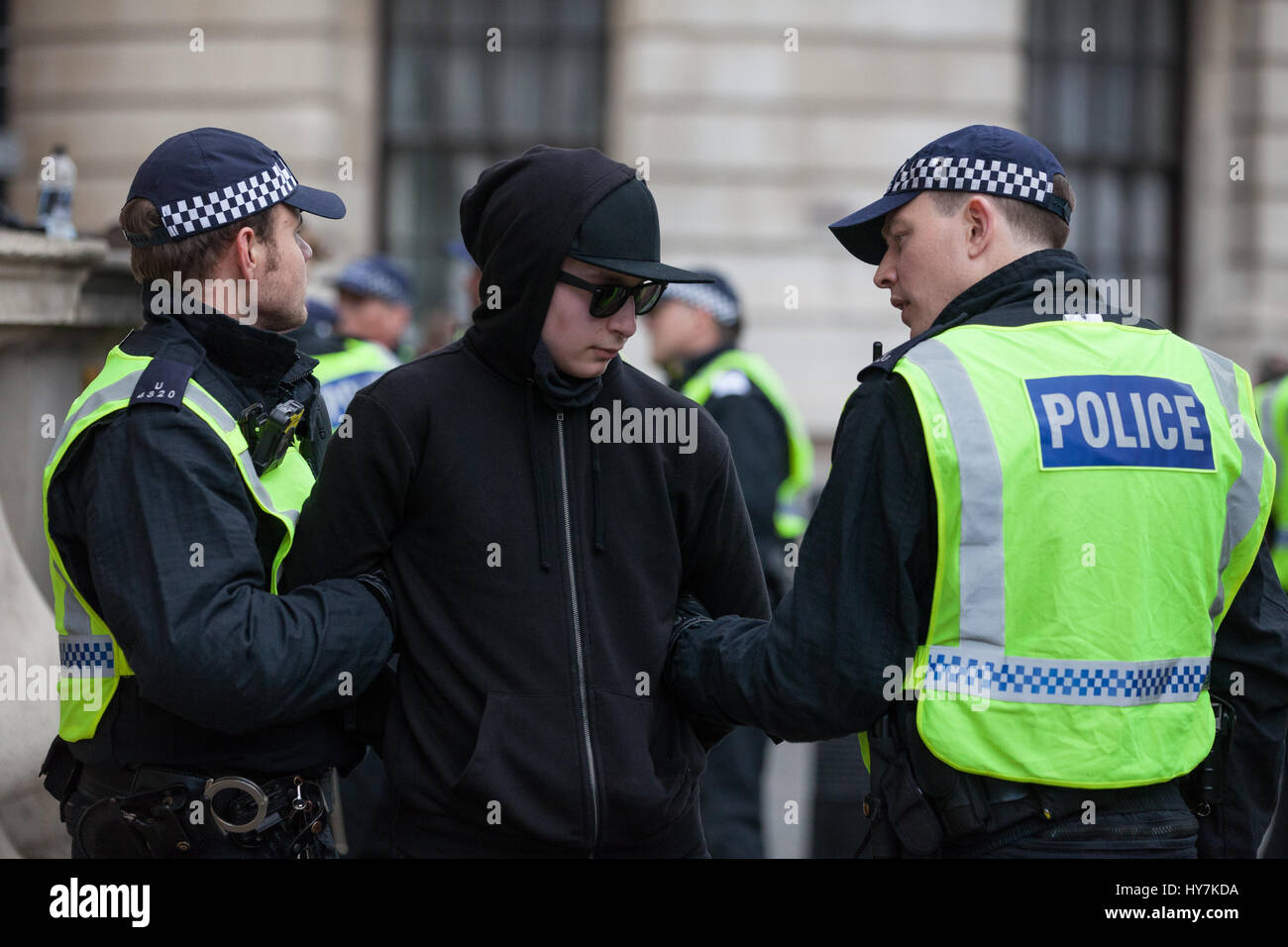 Londra, Regno Unito. Il 1 aprile, 2017. Gli ufficiali di polizia arrestare un maschio di anti-fascisti che protestavano contro un marzo di gran lunga-gruppi di destra la Gran Bretagna prima e la difesa inglese League. Credito: Mark Kerrison/Alamy Live News Foto Stock