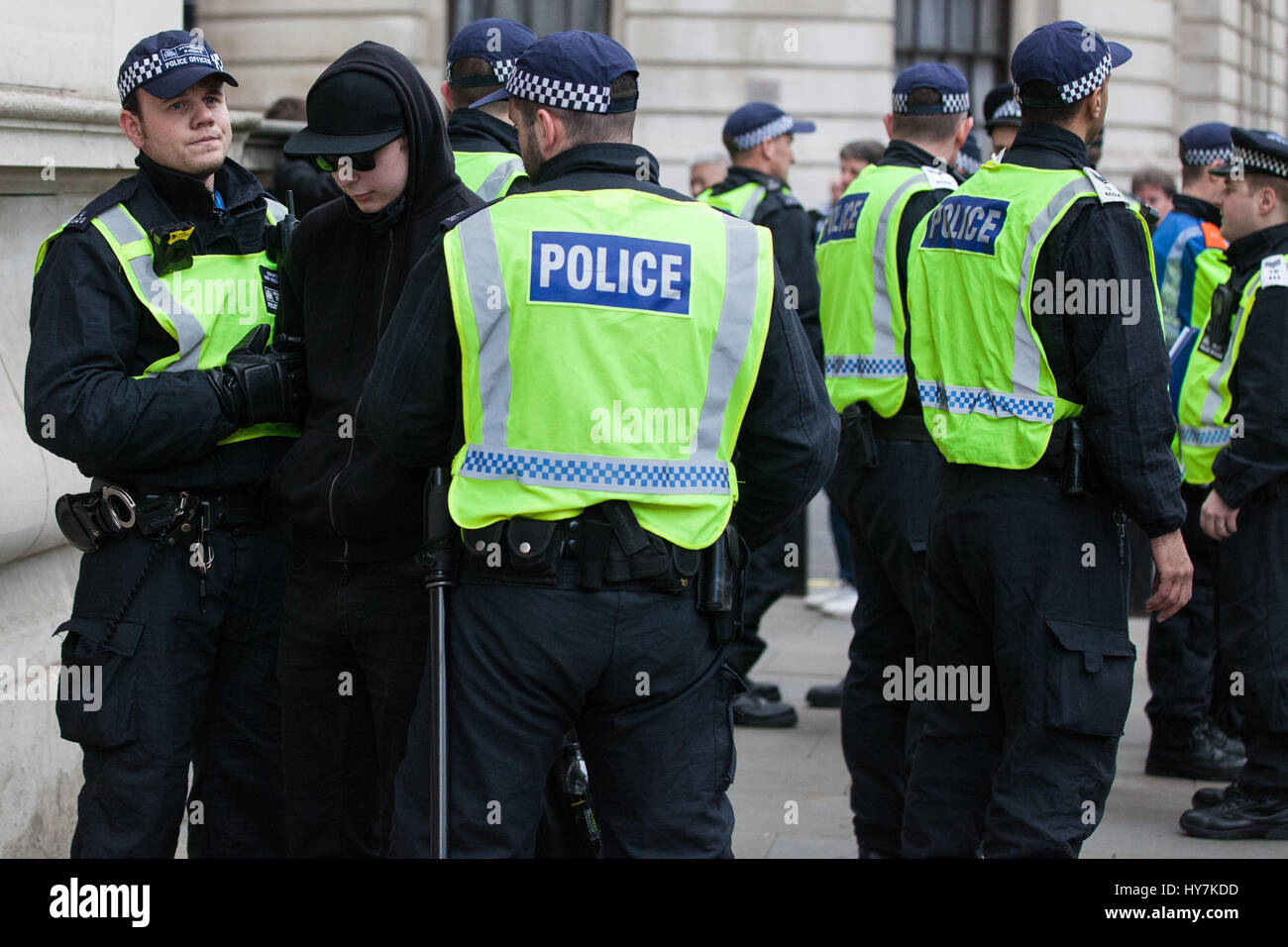 Londra, Regno Unito. Il 1 aprile, 2017. Gli ufficiali di polizia arrestare un maschio di anti-fascisti che protestavano contro un marzo di gran lunga-gruppi di destra la Gran Bretagna prima e la difesa inglese League. Credito: Mark Kerrison/Alamy Live News Foto Stock