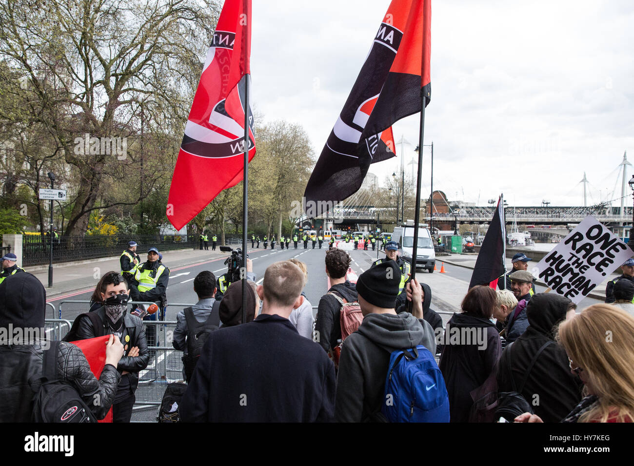 Londra, Regno Unito. Il 1 aprile, 2017. I sostenitori di unirsi contro il fascismo e altri gruppi antifascisti protestare contro le marche da lontano i gruppi di destra la Gran Bretagna prima e la difesa inglese League. Credito: Mark Kerrison/Alamy Live News Foto Stock