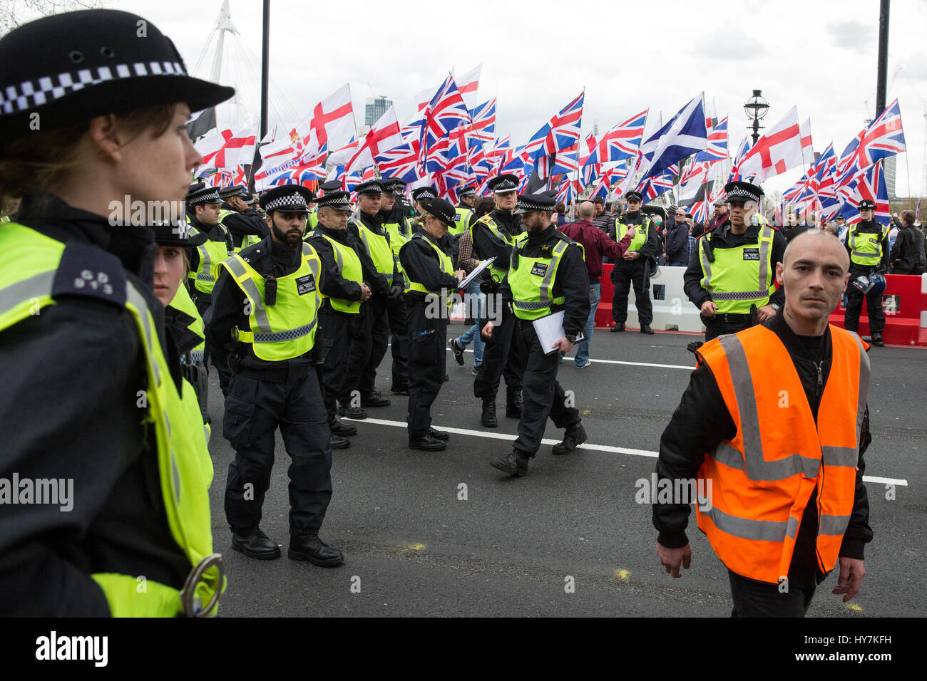 Londra, Regno Unito. Il 1 aprile, 2017. La polizia facilitare una protesta da parte dei membri del gruppo di estrema destra la Gran Bretagna prima su Victoria Embankment. Credito: Mark Kerrison/Alamy Live News Foto Stock