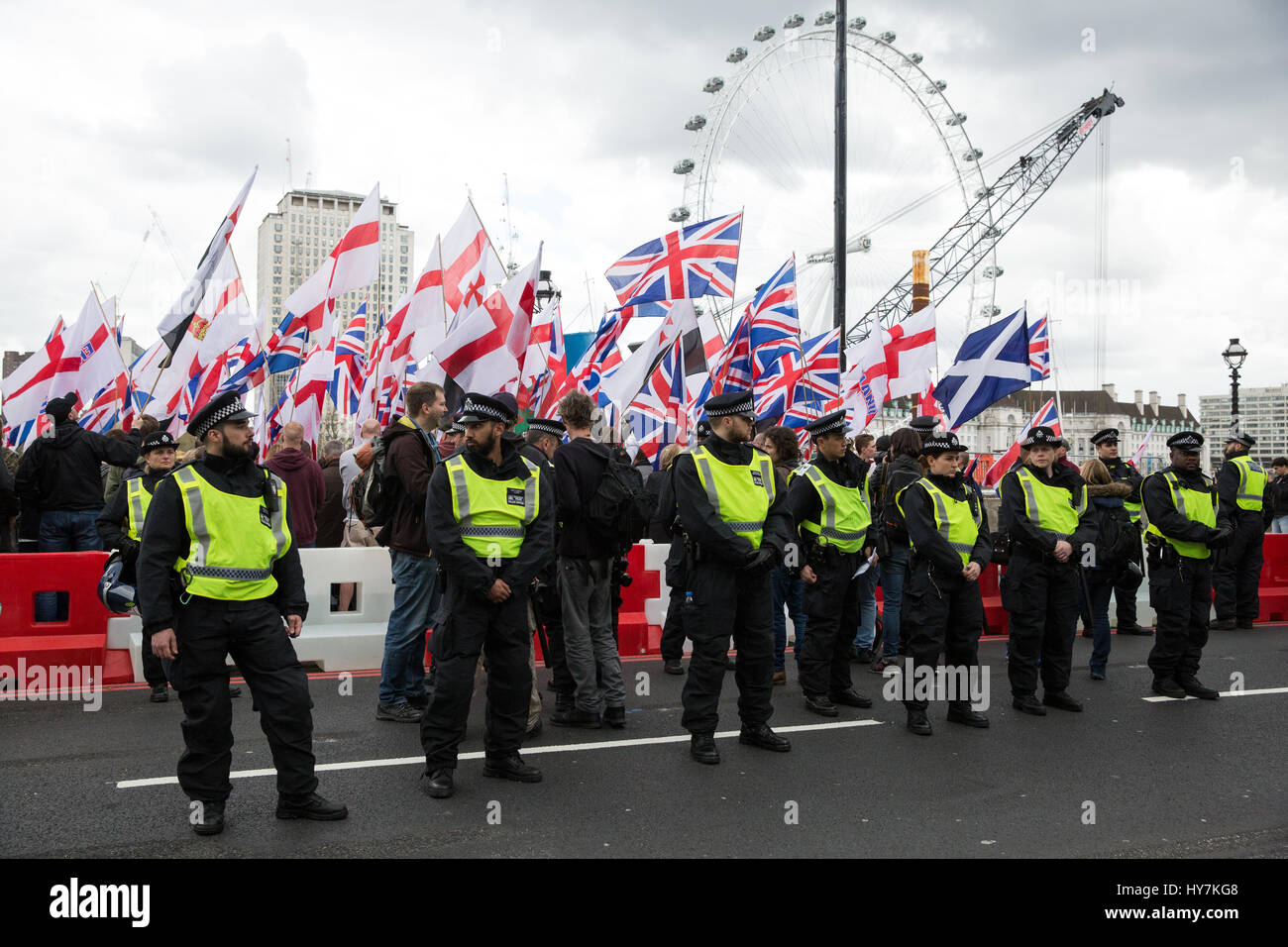 Londra, Regno Unito. Il 1 aprile, 2017. La polizia facilitare una protesta da parte dei membri del gruppo di estrema destra la Gran Bretagna prima su Victoria Embankment. Credito: Mark Kerrison/Alamy Live News Foto Stock