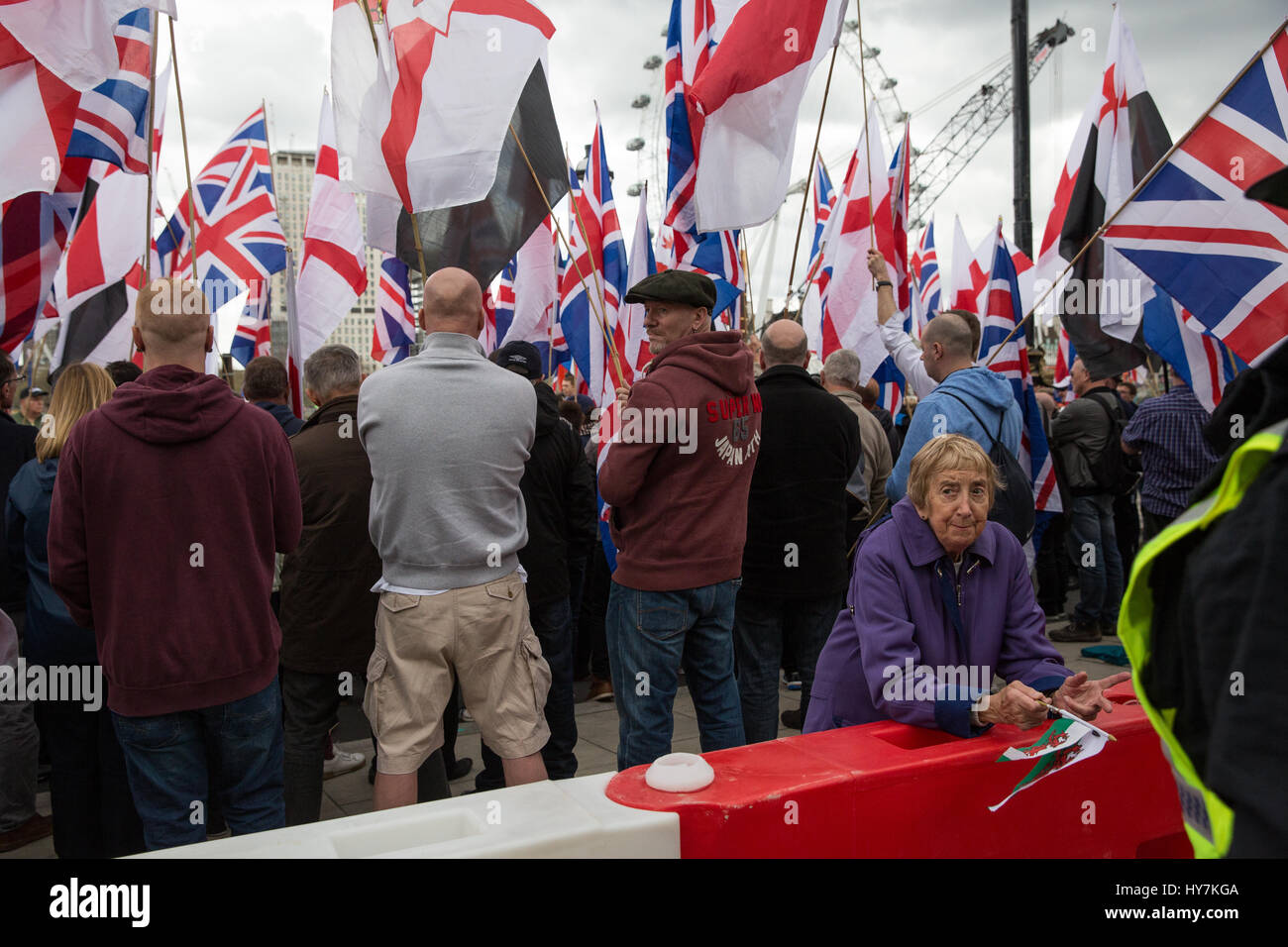 Londra, Regno Unito. Il 1 aprile, 2017. Jayda Fransen risolve una protesta da parte di gruppo di estrema destra la Gran Bretagna prima su Victoria Embankment. Credito: Mark Kerrison/Alamy Live News Foto Stock