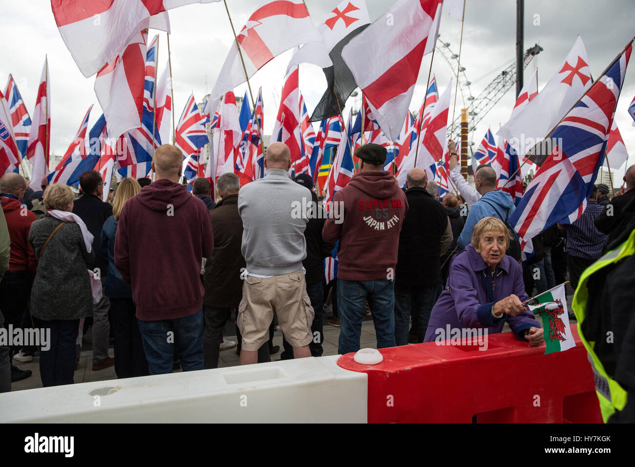 Londra, Regno Unito. Il 1 aprile, 2017. I membri del gruppo di estrema destra la Gran Bretagna prima tenere una protesta su Victoria Embankment. Credito: Mark Kerrison/Alamy Live News Foto Stock