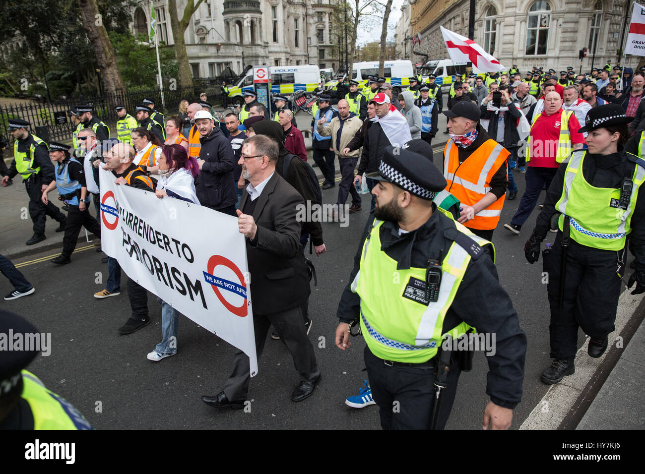 Londra, Regno Unito. Il 1 aprile, 2017. La polizia facilitare a marzo dal gruppo di estrema destra della Difesa inglese League in Whitehall. Credito: Mark Kerrison/Alamy Live News Foto Stock