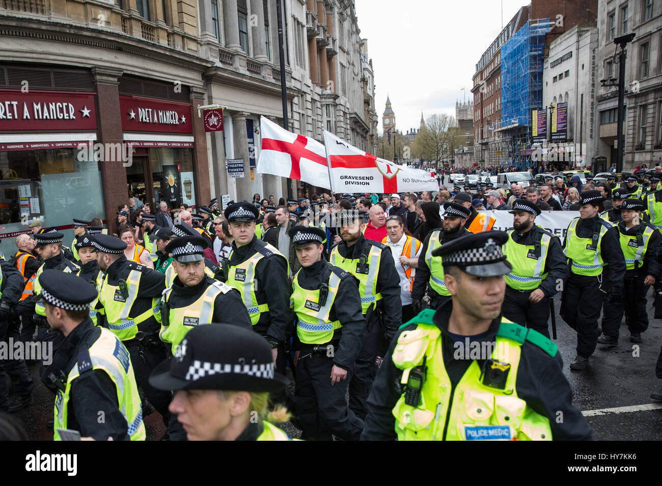 Londra, Regno Unito. Il 1 aprile, 2017. La polizia facilitare a marzo dal gruppo di estrema destra della Difesa inglese League in Whitehall. Credito: Mark Kerrison/Alamy Live News Foto Stock