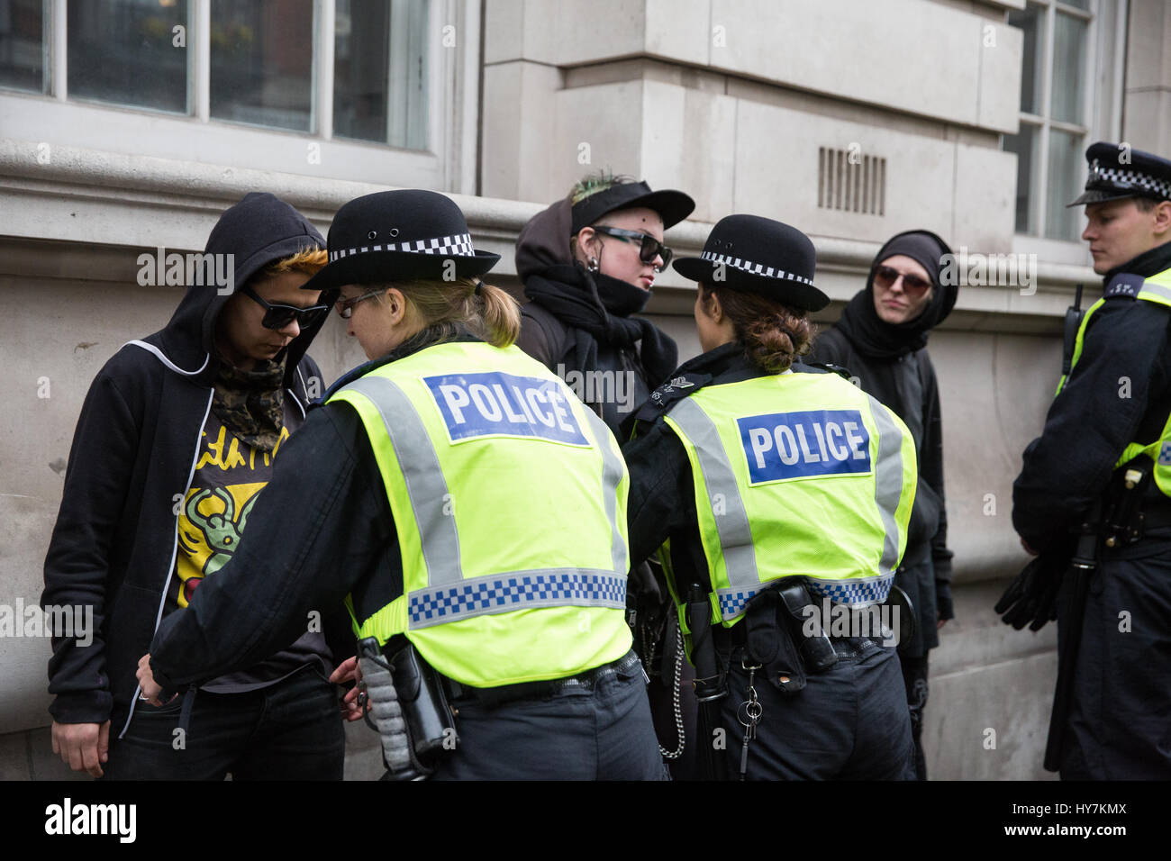 Londra, Regno Unito. Il 1 aprile, 2017. Gli ufficiali di polizia seach sostenitori di unirsi contro il fascismo e altri gruppi antifascisti che protestavano contro le marche da lontano i gruppi di destra la Gran Bretagna prima e la difesa inglese League. Credito: Mark Kerrison/Alamy Live News Foto Stock