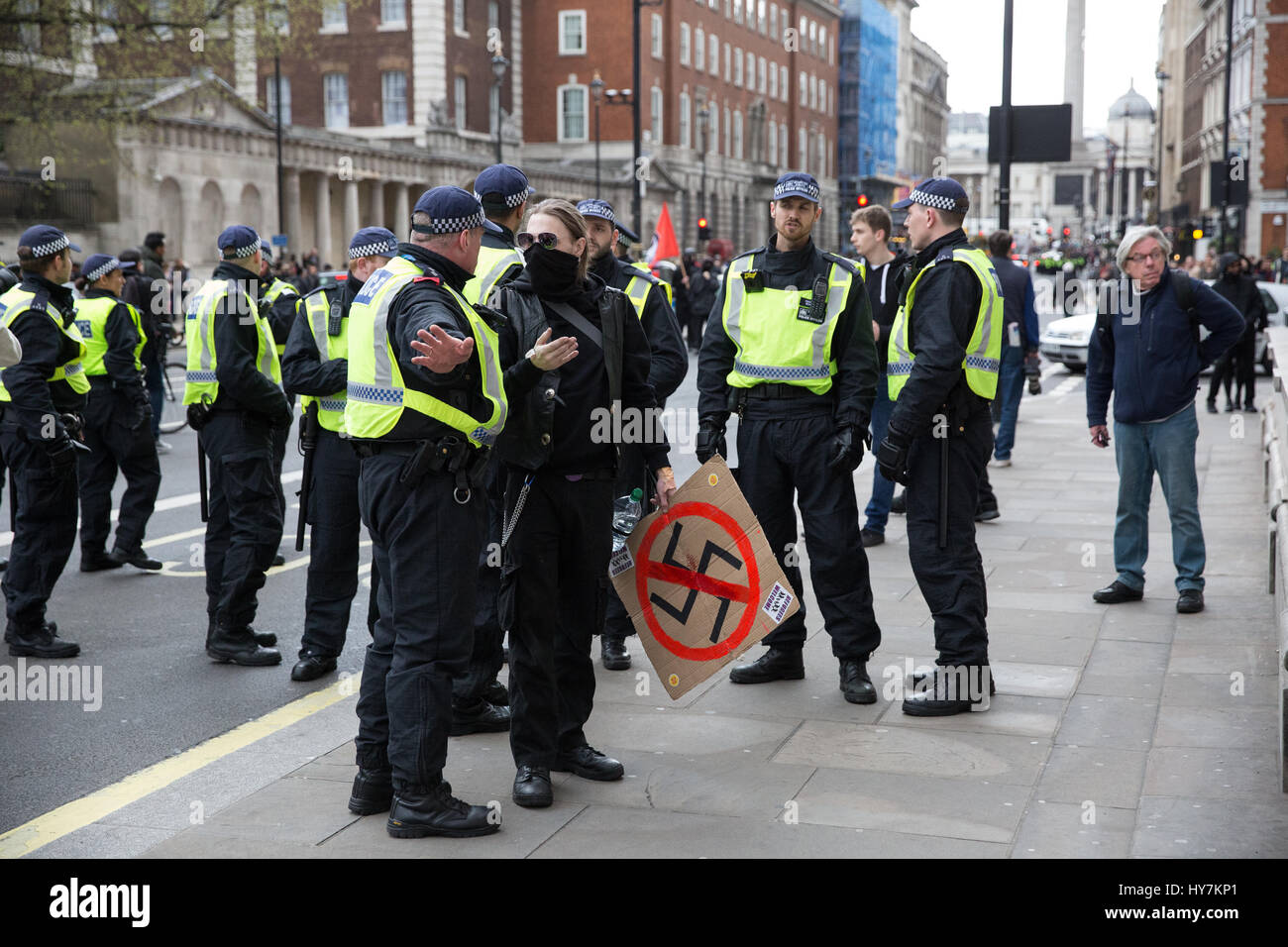 Londra, Regno Unito. Il 1 aprile, 2017. Gli ufficiali di polizia spostare un anti-fascisti lungo Whitehall lontano da un pub occupato dai membri di estrema destra della Difesa inglese League. Credito: Mark Kerrison/Alamy Live News Foto Stock