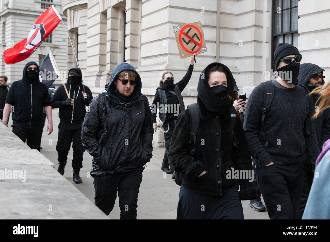 Londra, Regno Unito. Il 1 aprile, 2017. Anti-fascisti si muovono lungo Whitehall verso una designata protesta statico punto sulla Victoria Embankment. Credito: Mark Kerrison/Alamy Live News Foto Stock