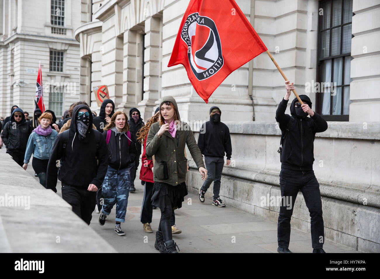 Londra, Regno Unito. Il 1 aprile, 2017. Anti-fascisti si muovono lungo Whitehall verso una designata protesta statico punto sulla Victoria Embankment. Credito: Mark Kerrison/Alamy Live News Foto Stock