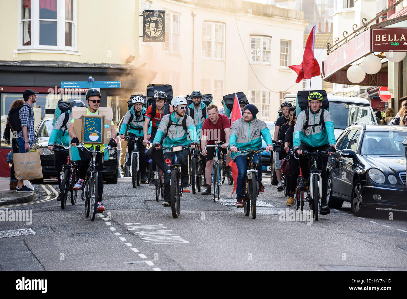 Brighton, Regno Unito. 1 Aprile, 2017. Ciclismo Deliveroo piloti in Brighton per protesta salari vicino a Brighton Town Hall. Credito: Julia Claxton/Alamy Live News Foto Stock