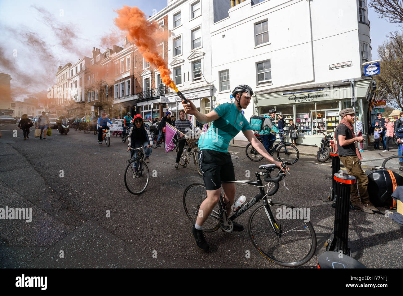 Brighton, Regno Unito. 1 Aprile, 2017. Ciclismo Deliveroo piloti in Brighton per protesta salari vicino a Brighton Town Hall. Credito: Julia Claxton/Alamy Live News Foto Stock