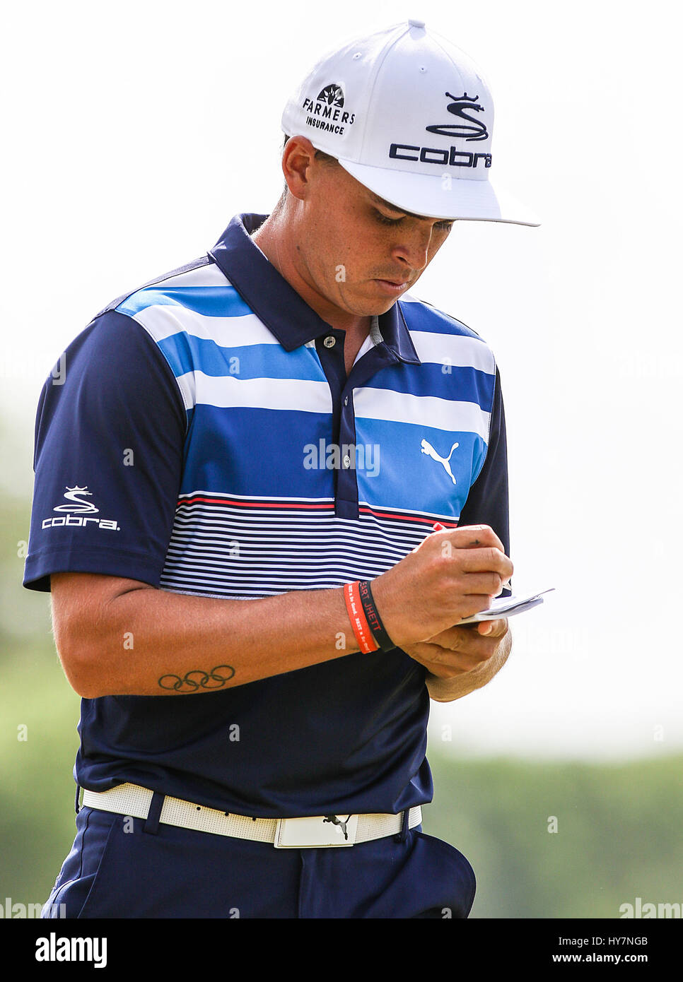 Umile, Texas, Stati Uniti d'America. 1 apr, 2017. Rickie Fowler riempie il suo punteggio delle carte dopo il xvi foro durante il terzo round del guscio Houston aperto presso il Golf Club di Houston in umile, Texas. John Glaser/CSM/Alamy Live News Foto Stock