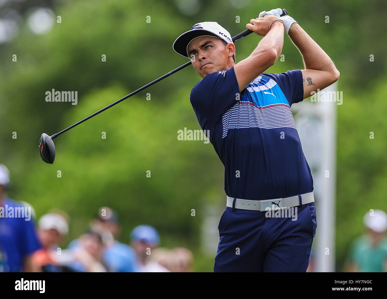 Umile, Texas, Stati Uniti d'America. 1 apr, 2017. Rickie Fowler colpisce un colpo del raccordo durante il terzo round del guscio Houston aperto presso il Golf Club di Houston in umile, Texas. John Glaser/CSM/Alamy Live News Foto Stock