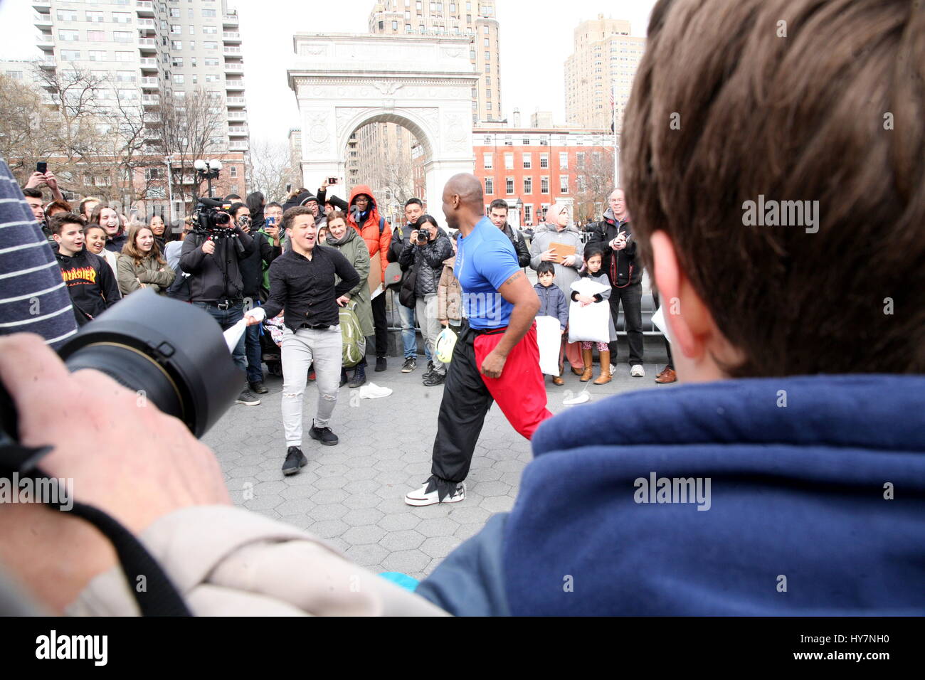 New York, US. - 1st. Apr 2017 -- Il cuscino internazionale di lotta il giorno che è un cuscino lotta flash mob evento si è tenuto il 1° aprile 2017 in più di 50 città in tutto il mondo. I Newyorkesi si sono riuniti a Washington Square Park nel Greenwich Village e attratto centinaia di festeggianti. Credito: © G. Ronald Lopez /DigiPixsAgain.us/Alamy Live News Foto Stock