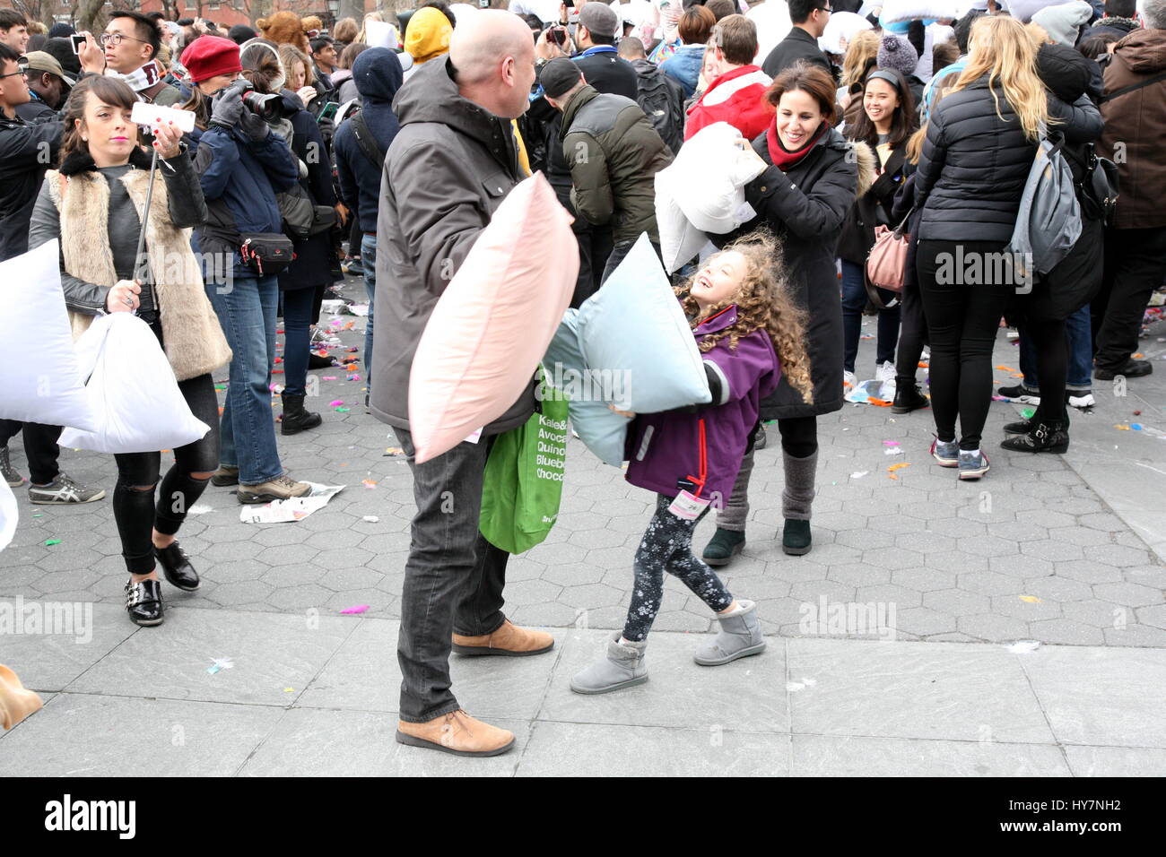 New York, US. - 1st. Apr 2017 -- Il cuscino internazionale di lotta il giorno che è un cuscino lotta flash mob evento si è tenuto il 1° aprile 2017 in più di 50 città in tutto il mondo. I Newyorkesi si sono riuniti a Washington Square Park nel Greenwich Village e attratto centinaia di festeggianti. Credito: © G. Ronald Lopez /DigiPixsAgain.us/Alamy Live News Foto Stock