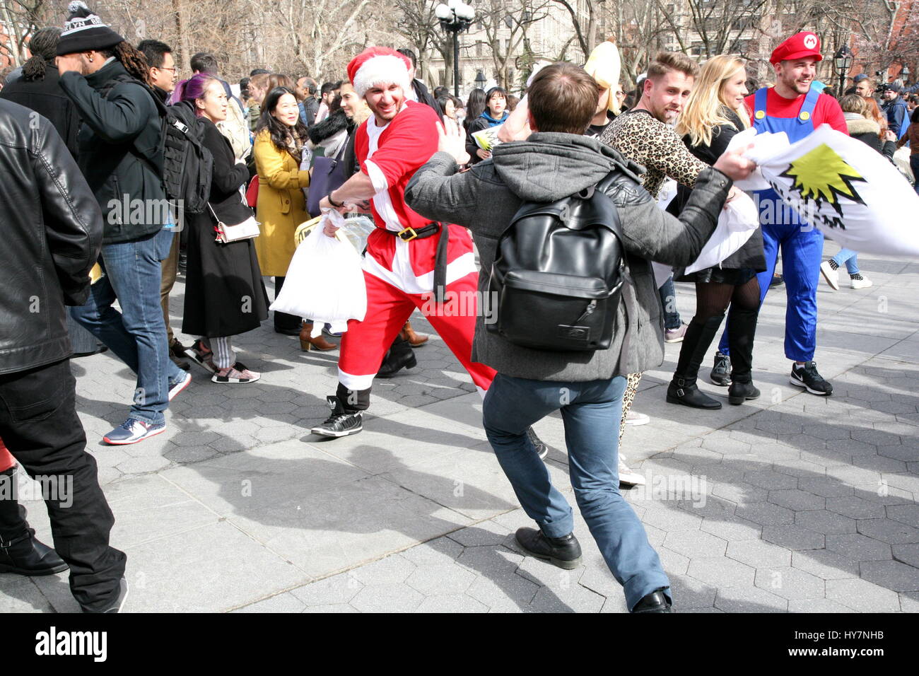 New York, US. - 1st. Apr 2017 -- Il cuscino internazionale di lotta il giorno che è un cuscino lotta flash mob evento si è tenuto il 1° aprile 2017 in più di 50 città in tutto il mondo. I Newyorkesi si sono riuniti a Washington Square Park nel Greenwich Village e attratto centinaia di festeggianti. Credito: © G. Ronald Lopez /DigiPixsAgain.us/Alamy Live News Foto Stock