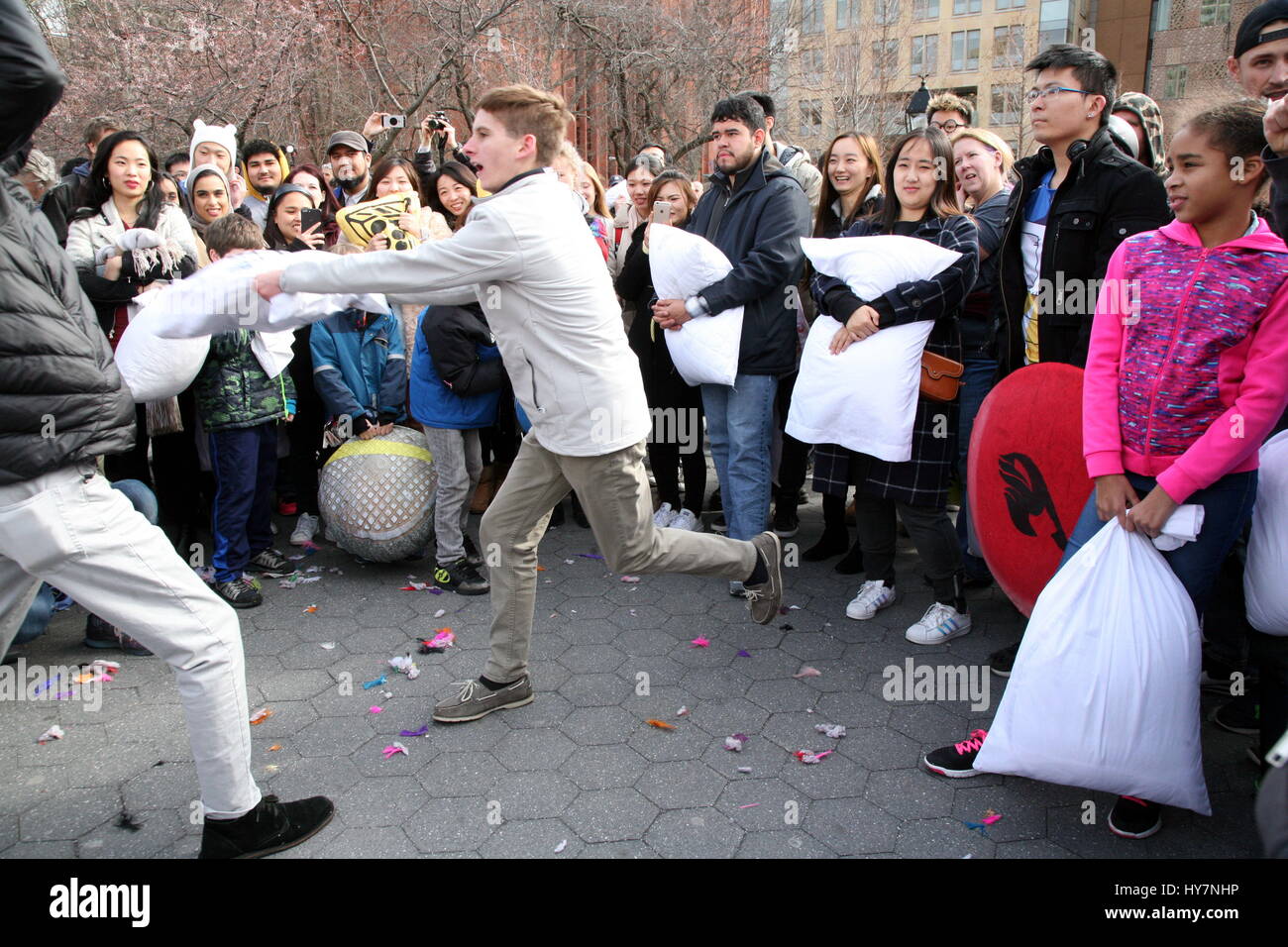 New York, US. - 1st. Apr 2017 -- Il cuscino internazionale di lotta il giorno che è un cuscino lotta flash mob evento si è tenuto il 1° aprile 2017 in più di 50 città in tutto il mondo. I Newyorkesi si sono riuniti a Washington Square Park nel Greenwich Village e attratto centinaia di festeggianti. Credito: © G. Ronald Lopez /DigiPixsAgain.us/Alamy Live News Foto Stock