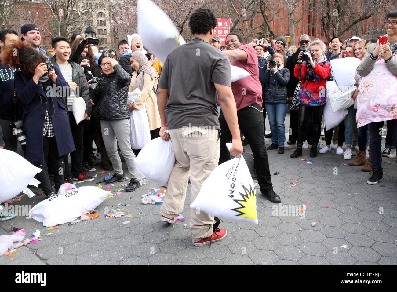 New York, US. - 1st. Apr 2017 -- Il cuscino internazionale di lotta il giorno che è un cuscino lotta flash mob evento si è tenuto il 1° aprile 2017 in più di 50 città in tutto il mondo. I Newyorkesi si sono riuniti a Washington Square Park nel Greenwich Village e attratto centinaia di festeggianti. Credito: © G. Ronald Lopez /DigiPixsAgain.us/Alamy Live News Foto Stock