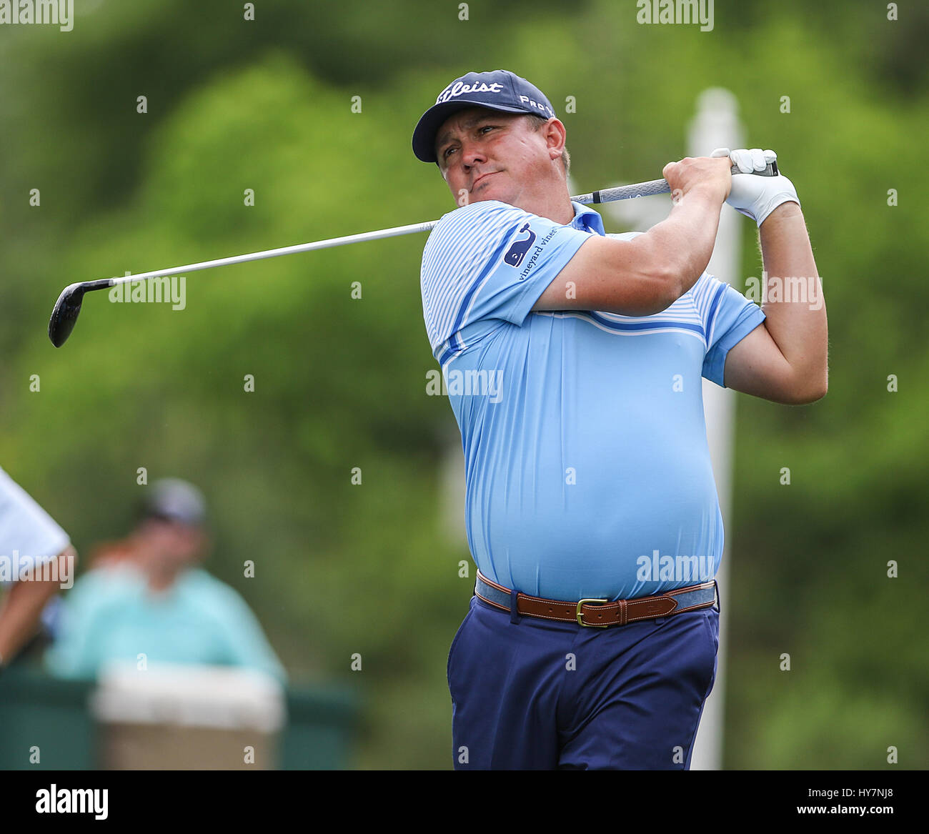 Umile, Texas, Stati Uniti d'America. 1 apr, 2017. Jason Dufner tees off durante il terzo round del guscio Houston aperto presso il Golf Club di Houston in umile, Texas. John Glaser/CSM/Alamy Live News Foto Stock