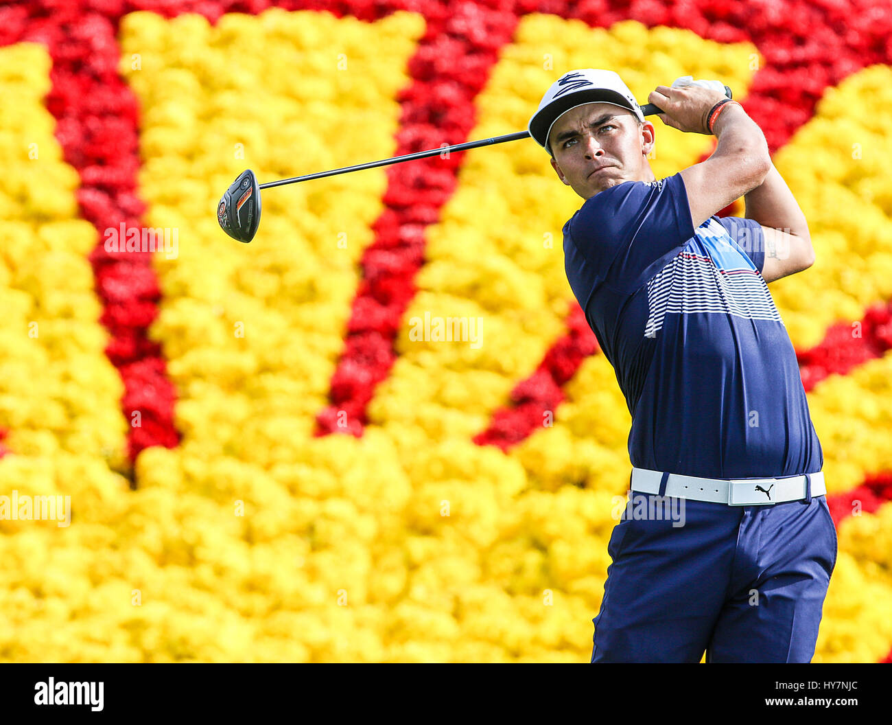 Umile, Texas, Stati Uniti d'America. 1 apr, 2017. Rickie Fowler tees off sul diciottesimo foro durante il terzo round del guscio Houston aperto presso il Golf Club di Houston in umile, Texas. John Glaser/CSM/Alamy Live News Foto Stock