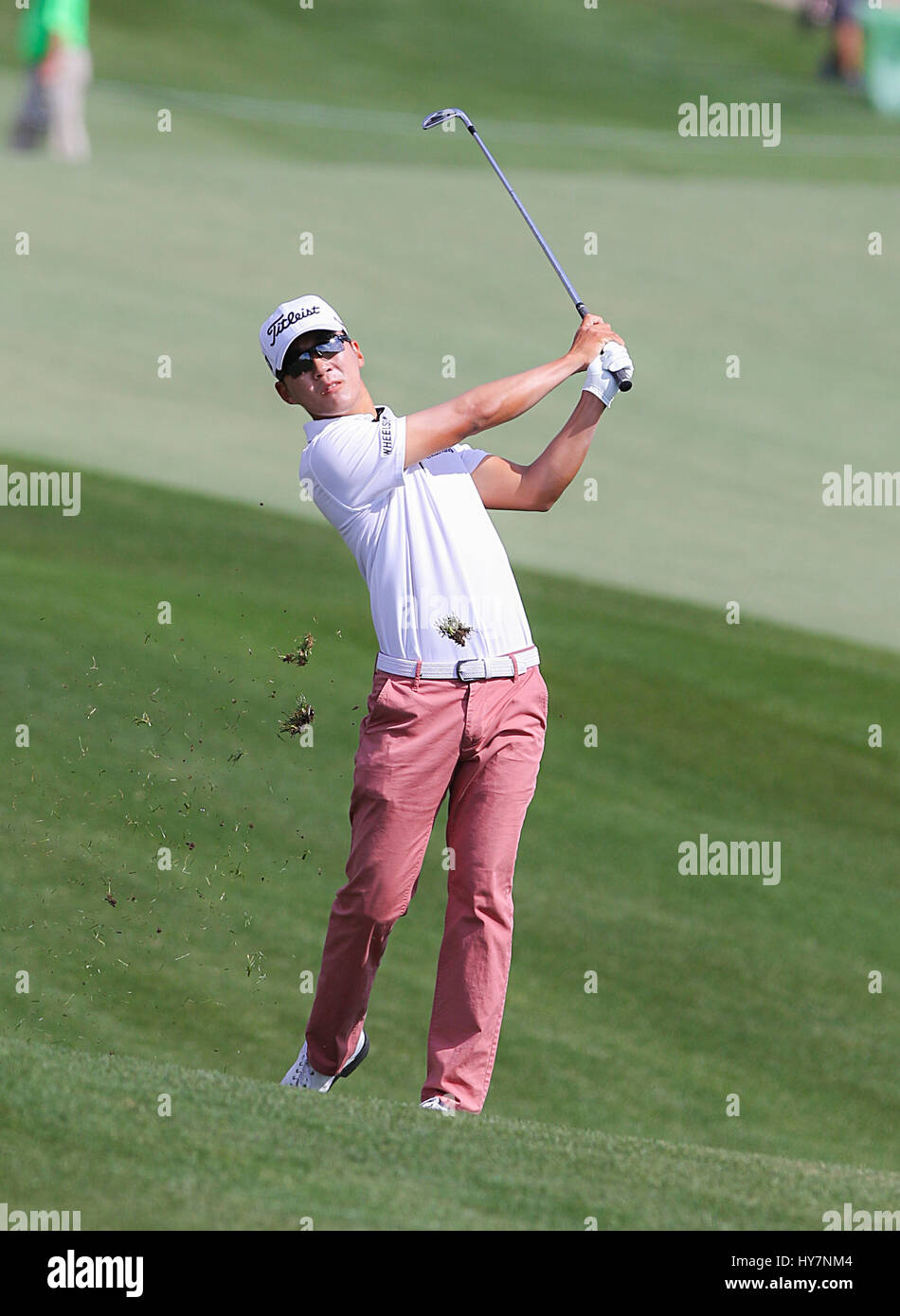 Umile, Texas, Stati Uniti d'America. 1 apr, 2017. Michael Kim colpisce un tiro fuori la ruvida durante il terzo round del guscio Houston aperto presso il Golf Club di Houston in umile, Texas. John Glaser/CSM/Alamy Live News Foto Stock