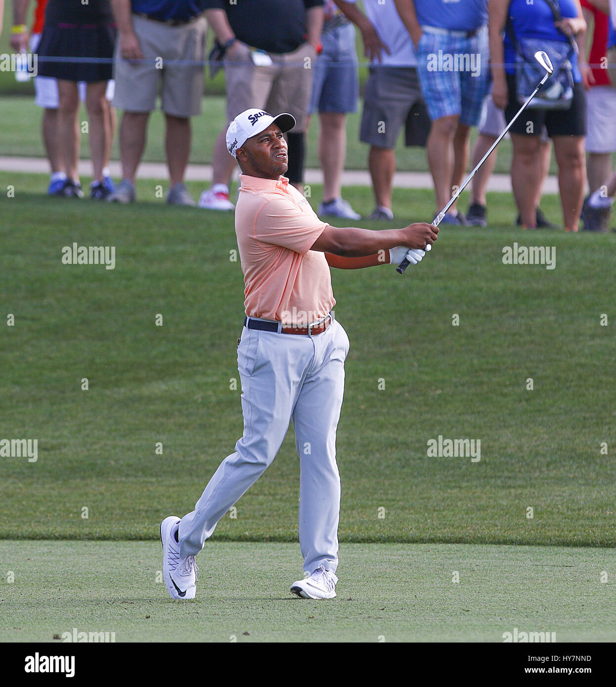 Umile, Texas, Stati Uniti d'America. 1 apr, 2017. Harold Varner III colpisce un tiro fuori il fairway durante il terzo round del guscio Houston aperto presso il Golf Club di Houston in umile, Texas. John Glaser/CSM/Alamy Live News Foto Stock