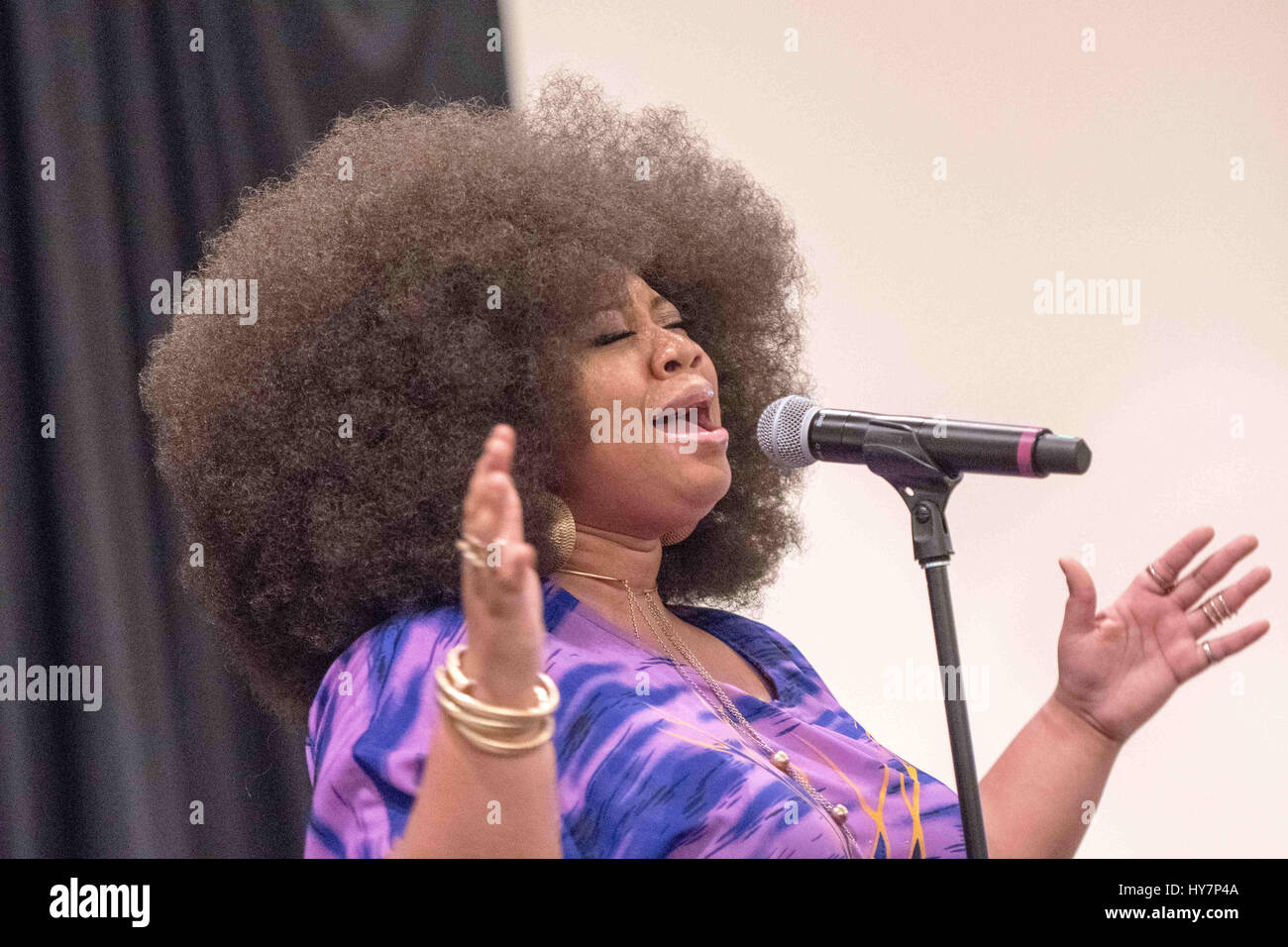 Philadelphia, Pennsylvania, USA. 1 apr, 2017. American Idol finalista, LA"PORSHA MARCO, esegue a WDAS Donne di Excellence Award per il pranzo presso lo Sheraton Hotel di Philadelphia PA è ilâ terzo WDAS annuale delle donne di eccellenza presented pranzo da Gwynedd misericordia università. Credito: Ricky Fitchett/ZUMA filo/Alamy Live News Foto Stock