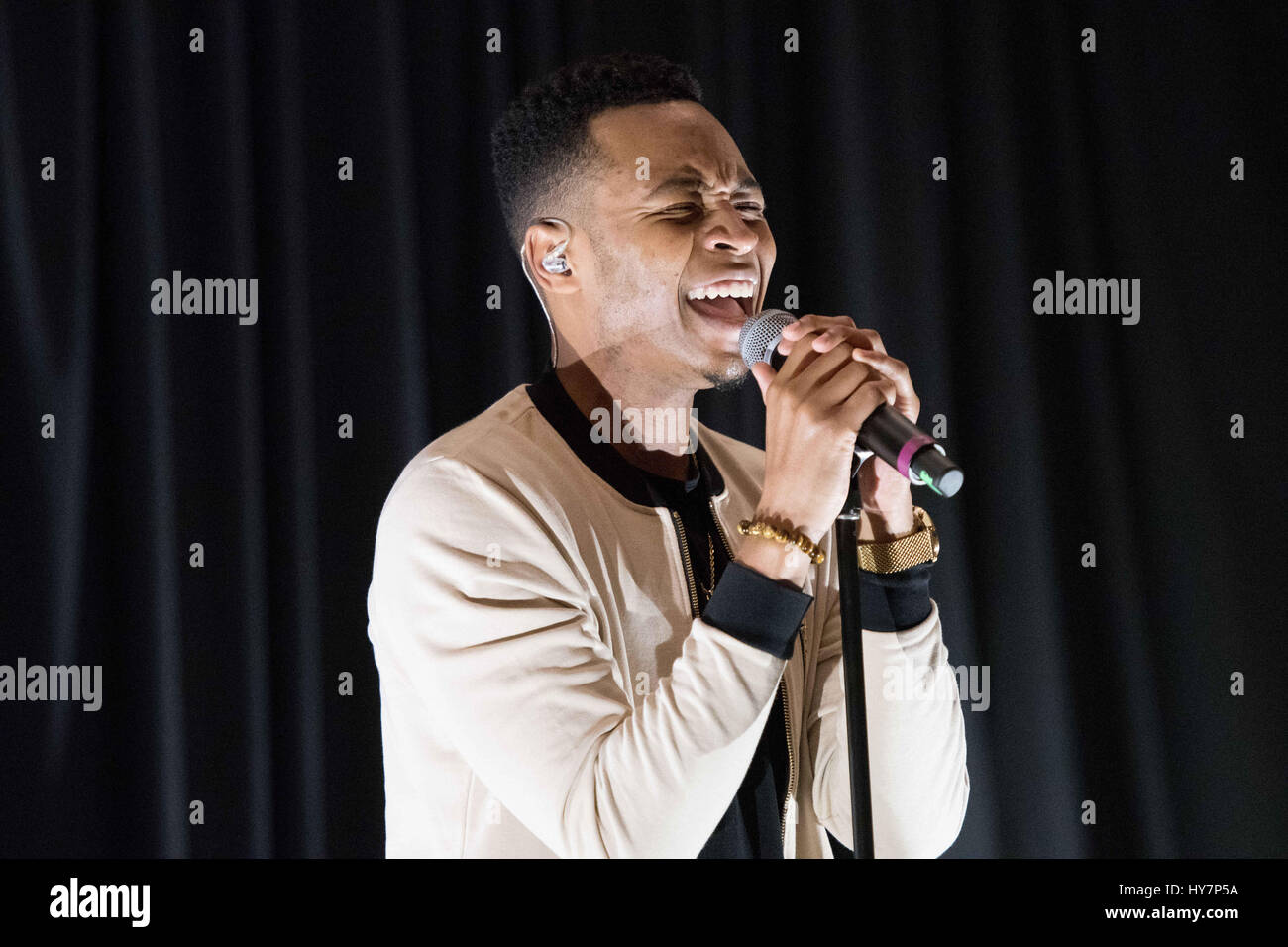 Philadelphia, Pennsylvania, USA. 1 apr, 2017. R&B cantante e Motown artista di registrazione, KEVIN ROSS, esegue a WDAS Donne di Excellence Award per il pranzo presso lo Sheraton Hotel di Philadelphia PA è ilâ terzo WDAS annuale delle donne di eccellenza presented pranzo da Gwynedd misericordia università. Credito: Ricky Fitchett/ZUMA filo/Alamy Live News Foto Stock