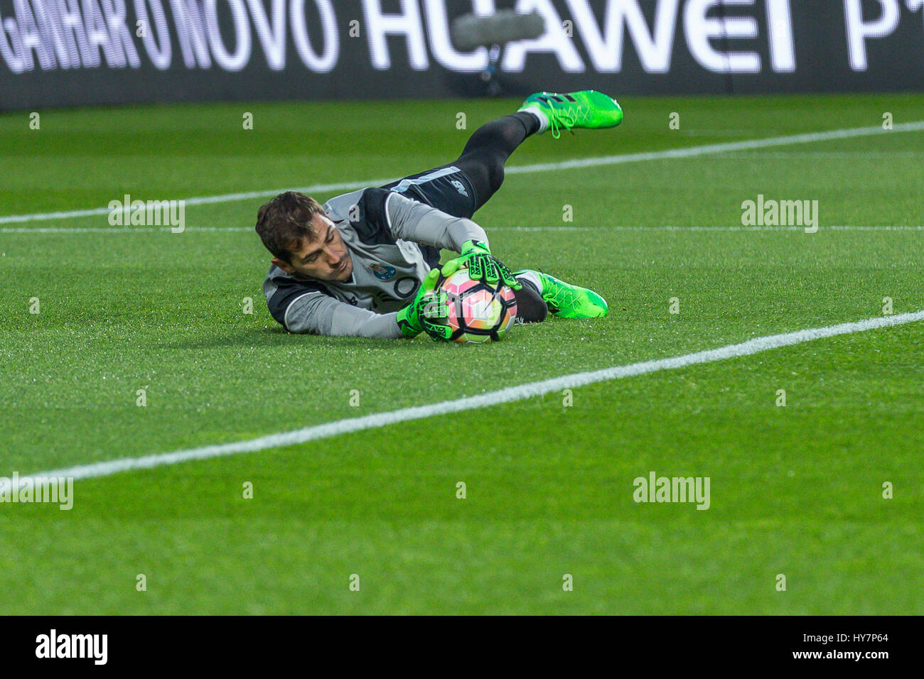 Lisbona, Portogallo. Aprile 01, 2017. Portiere PortoÕs dalla Spagna Iker Casillas (1) durante il warm up per il gioco SL Benfica v FC Porto © Alexandre de Sousa/Alamy Live News Foto Stock