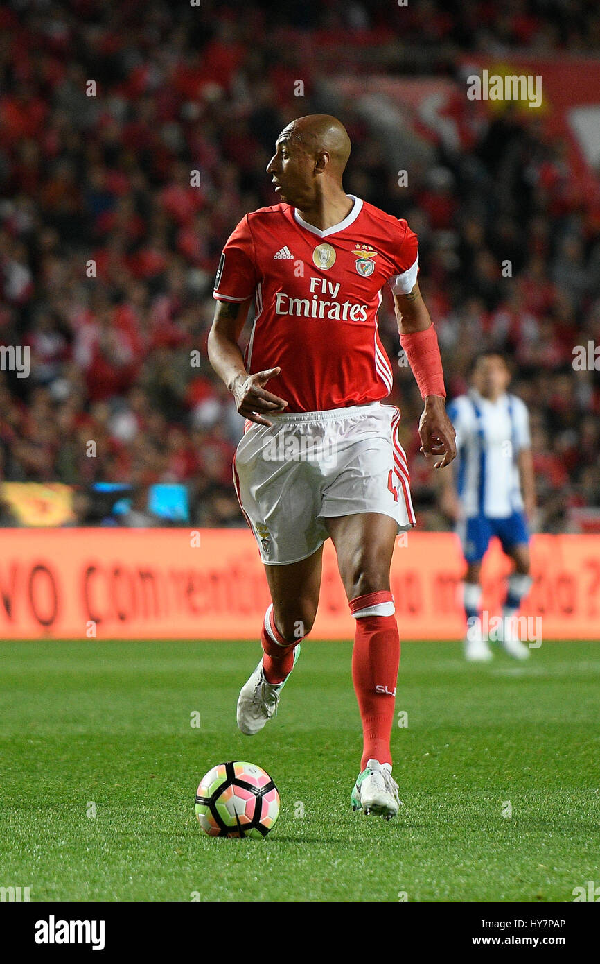 Il Portogallo, Lisbona, 1 Aprile 2017 - CALCIO: Portogallo x FC PORTO - di Luisao #4 BenficaÕs defender dal Brasile in azione durante il portoghese campionato prima partita di calcio tra SL Benfica e FC Porto in Luz Stadium il 1 aprile 2017 a Lisbona, Portogallo. Foto: Bruno de Carvalho / Alamy Foto Stock